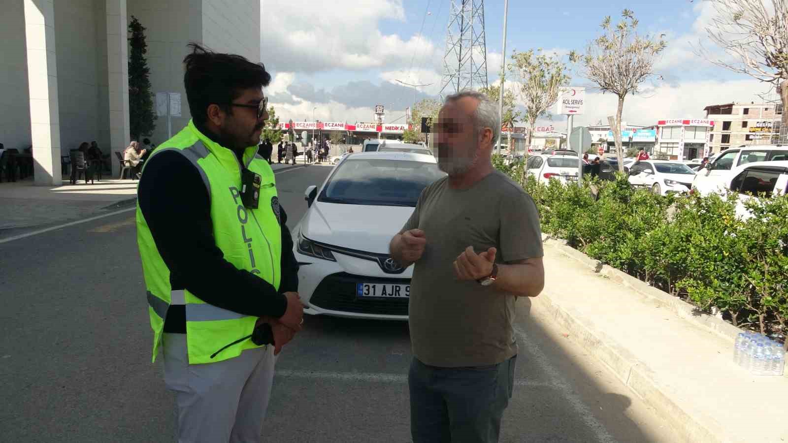 Felçli annesini hatalı parklardan dolayı tekerlekli sandalyeyle taşımakta güçlük çeken vatandaş: "Çektiğimiz eziyeti bir görseler, inanıyorum ki oturup ağlarlar"
