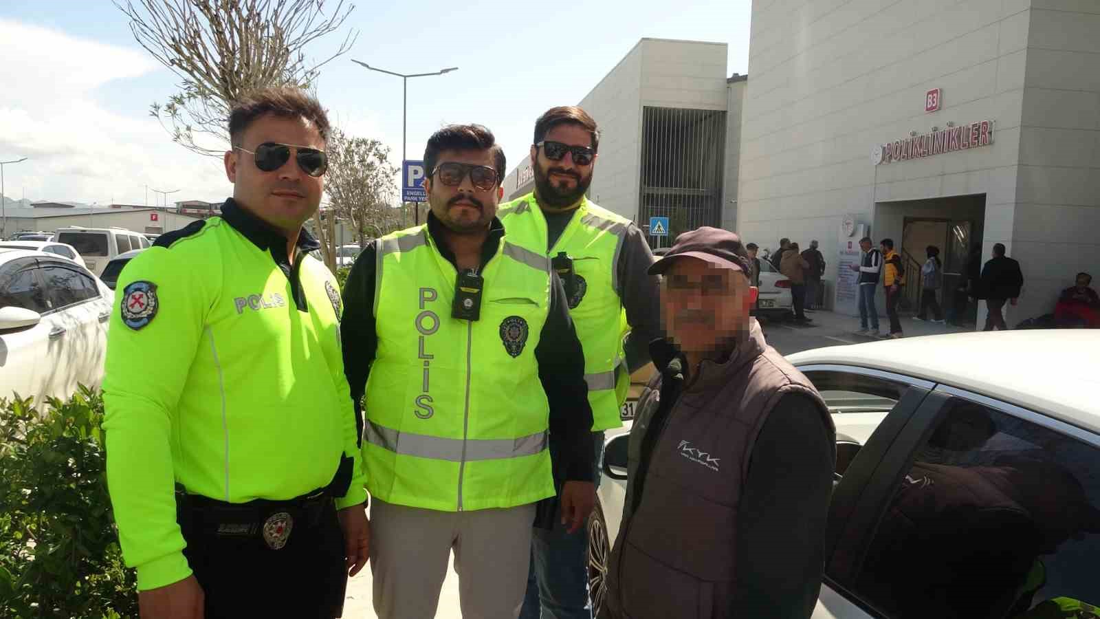 Felçli annesini hatalı parklardan dolayı tekerlekli sandalyeyle taşımakta güçlük çeken vatandaş: "Çektiğimiz eziyeti bir görseler, inanıyorum ki oturup ağlarlar"
