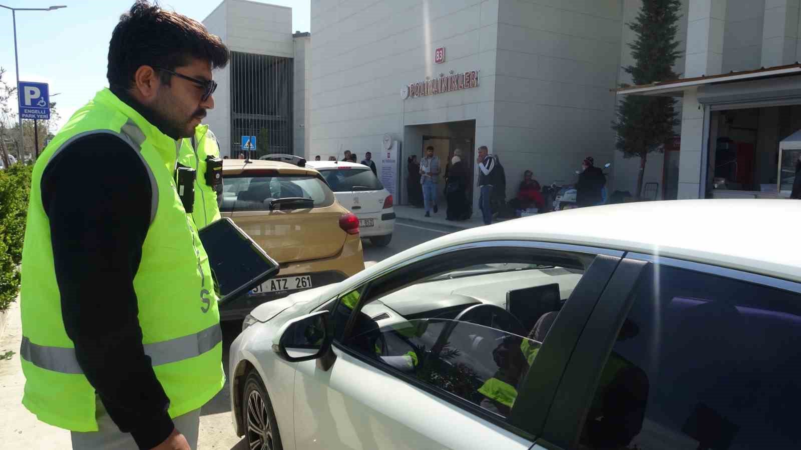 Felçli annesini hatalı parklardan dolayı tekerlekli sandalyeyle taşımakta güçlük çeken vatandaş: "Çektiğimiz eziyeti bir görseler, inanıyorum ki oturup ağlarlar"
