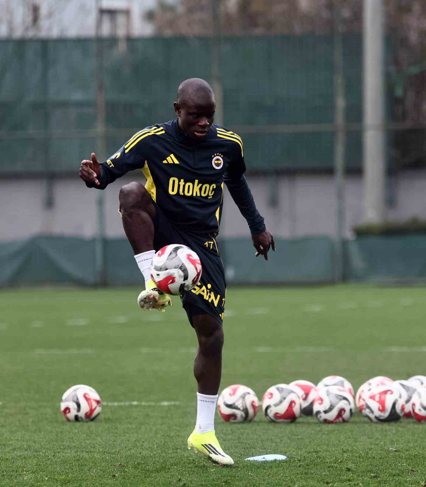 Fenerbahçe, Gençlerbirliği maçının hazırlıklarına başladı
