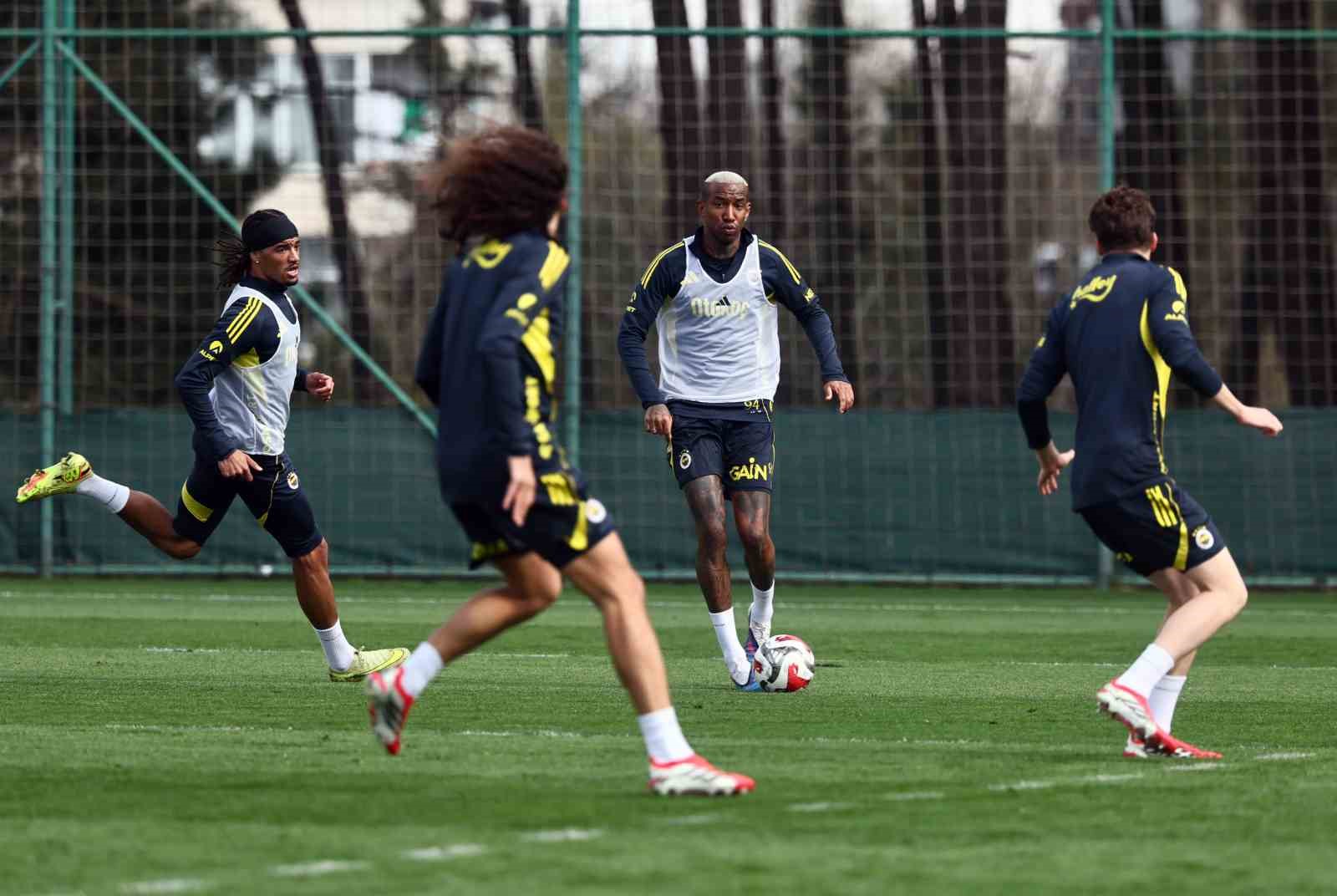 Fenerbahçe günün ilk antrenmanını yaptı
