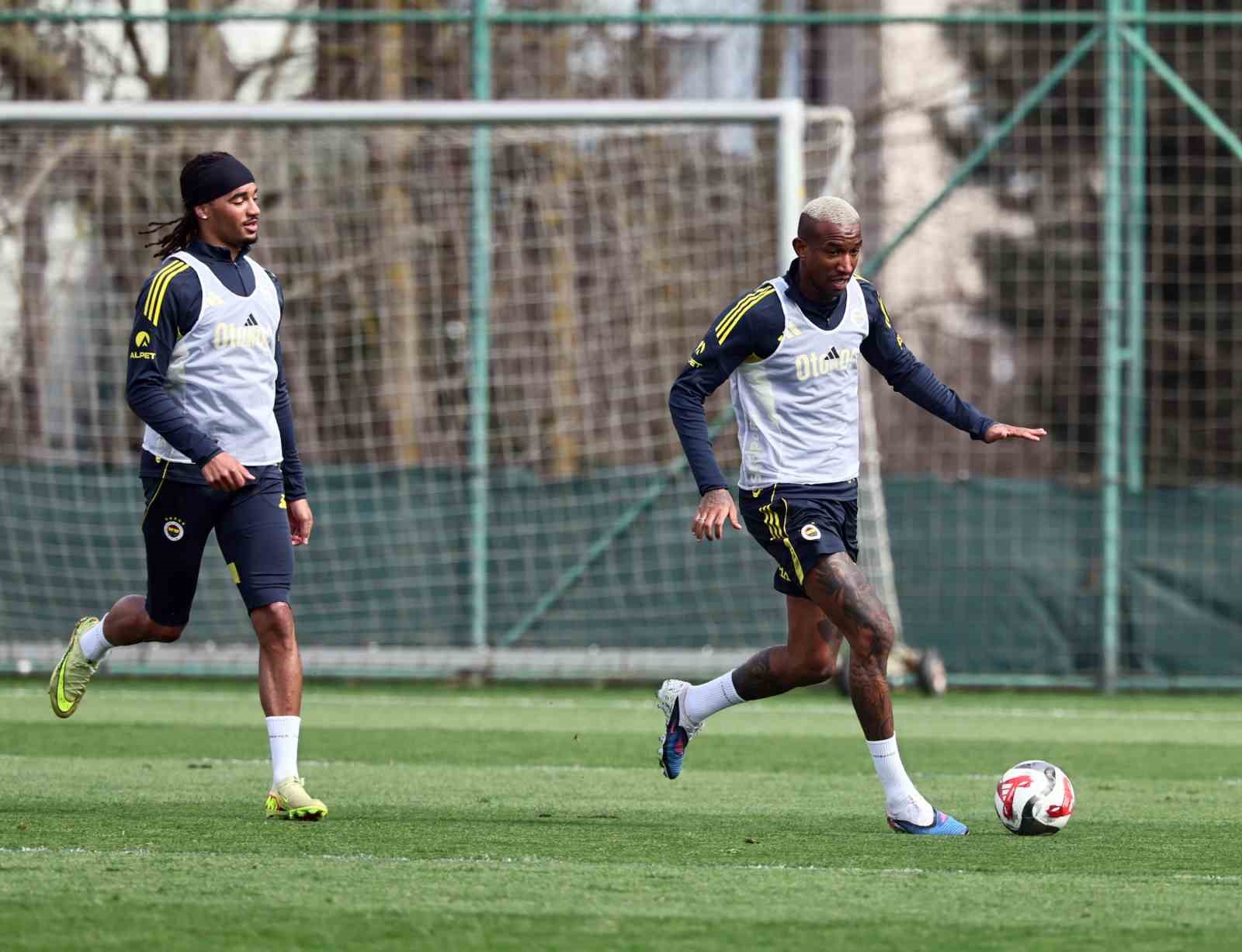 Fenerbahçe günün ilk antrenmanını yaptı
