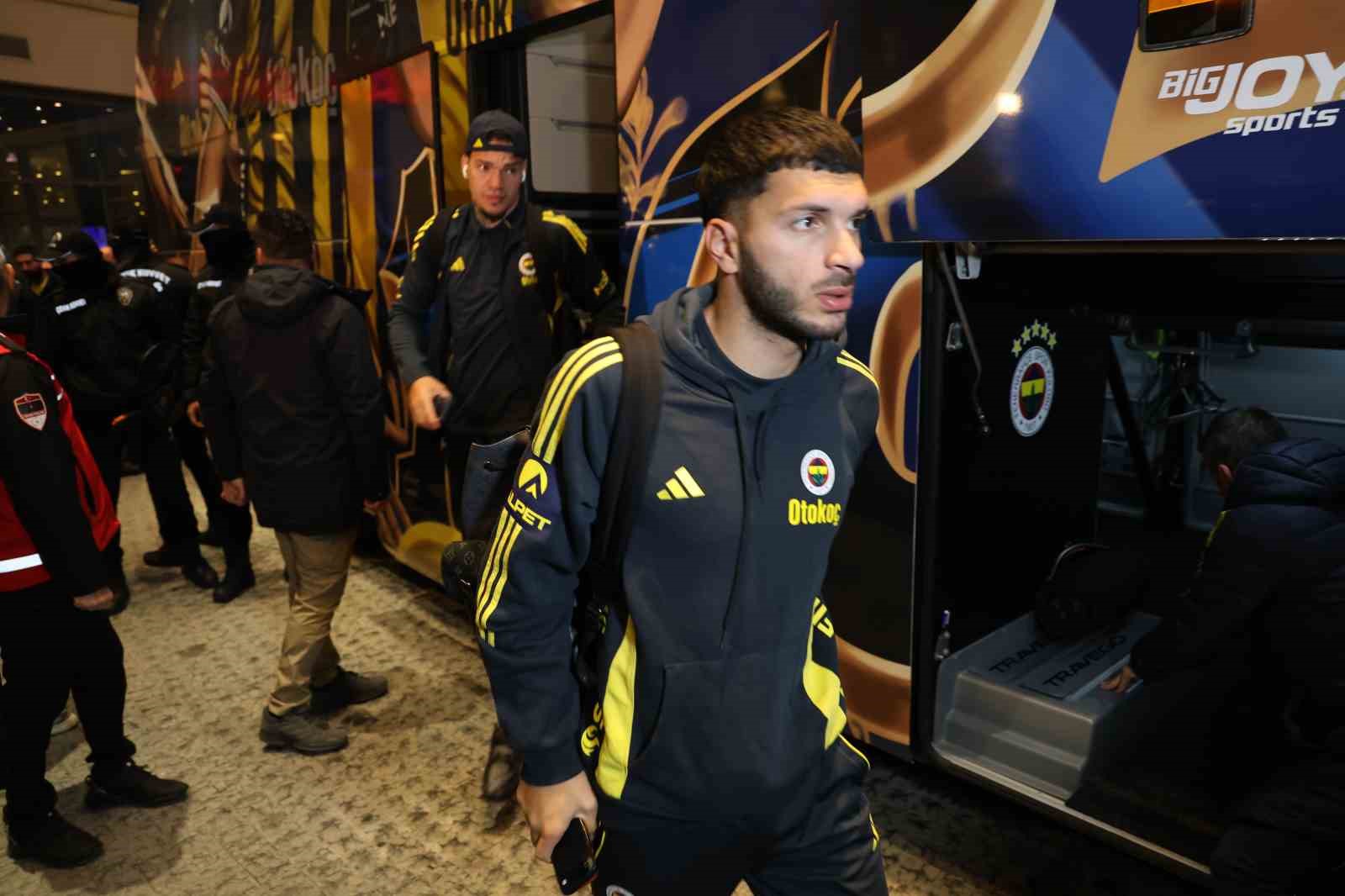 Fenerbahçe kafilesi Adana’ya geldi
