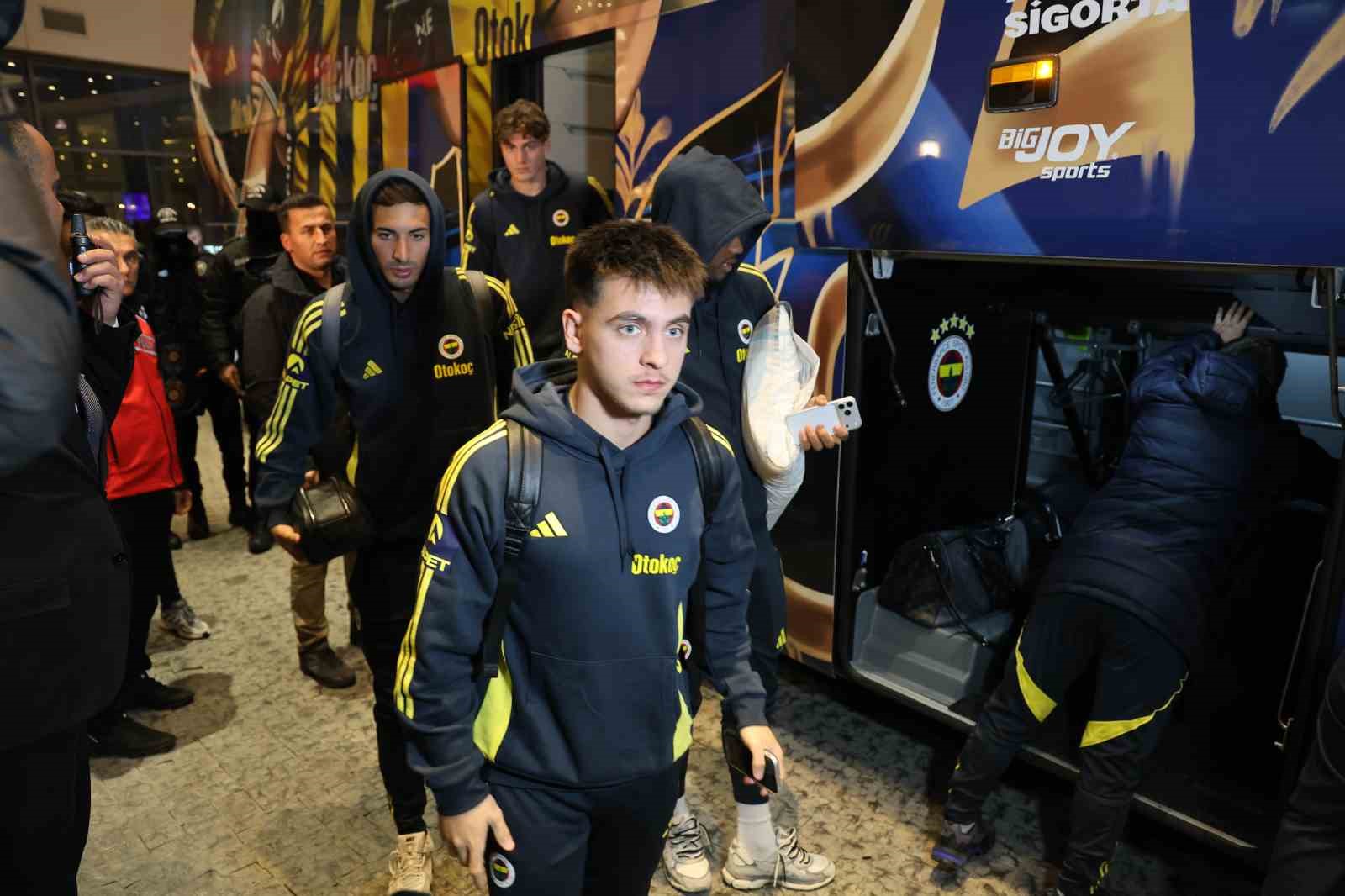 Fenerbahçe kafilesi Adana’ya geldi
