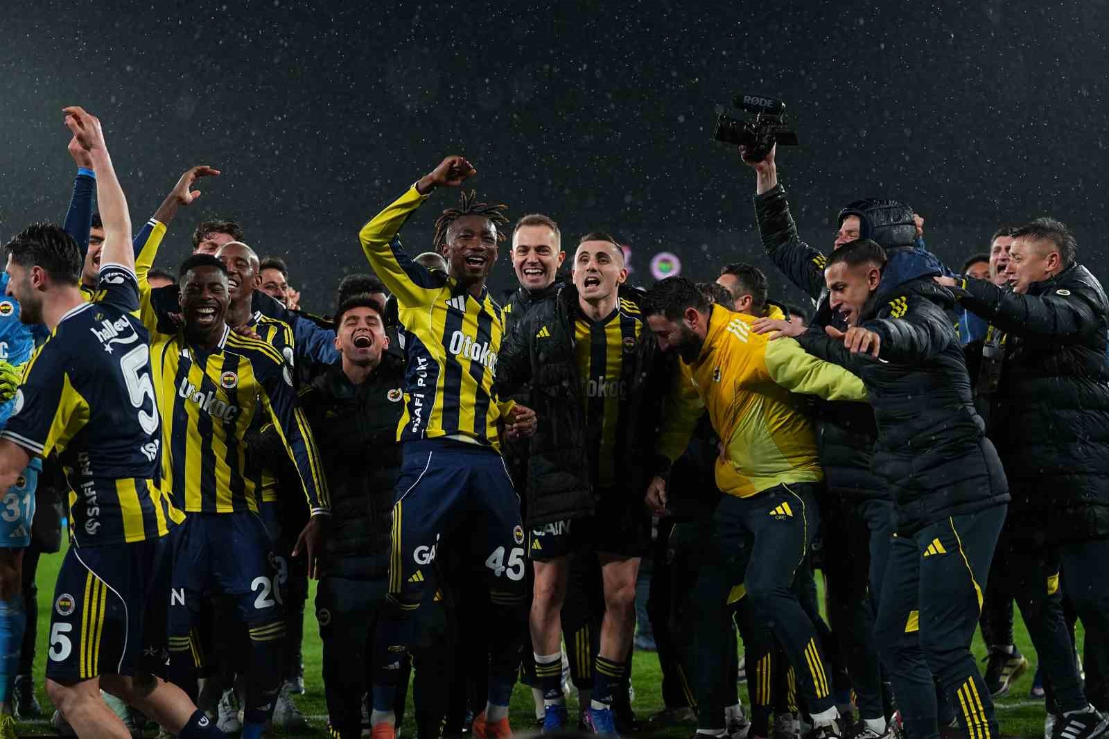 Fenerbahçe, kupayı kaldırdı

