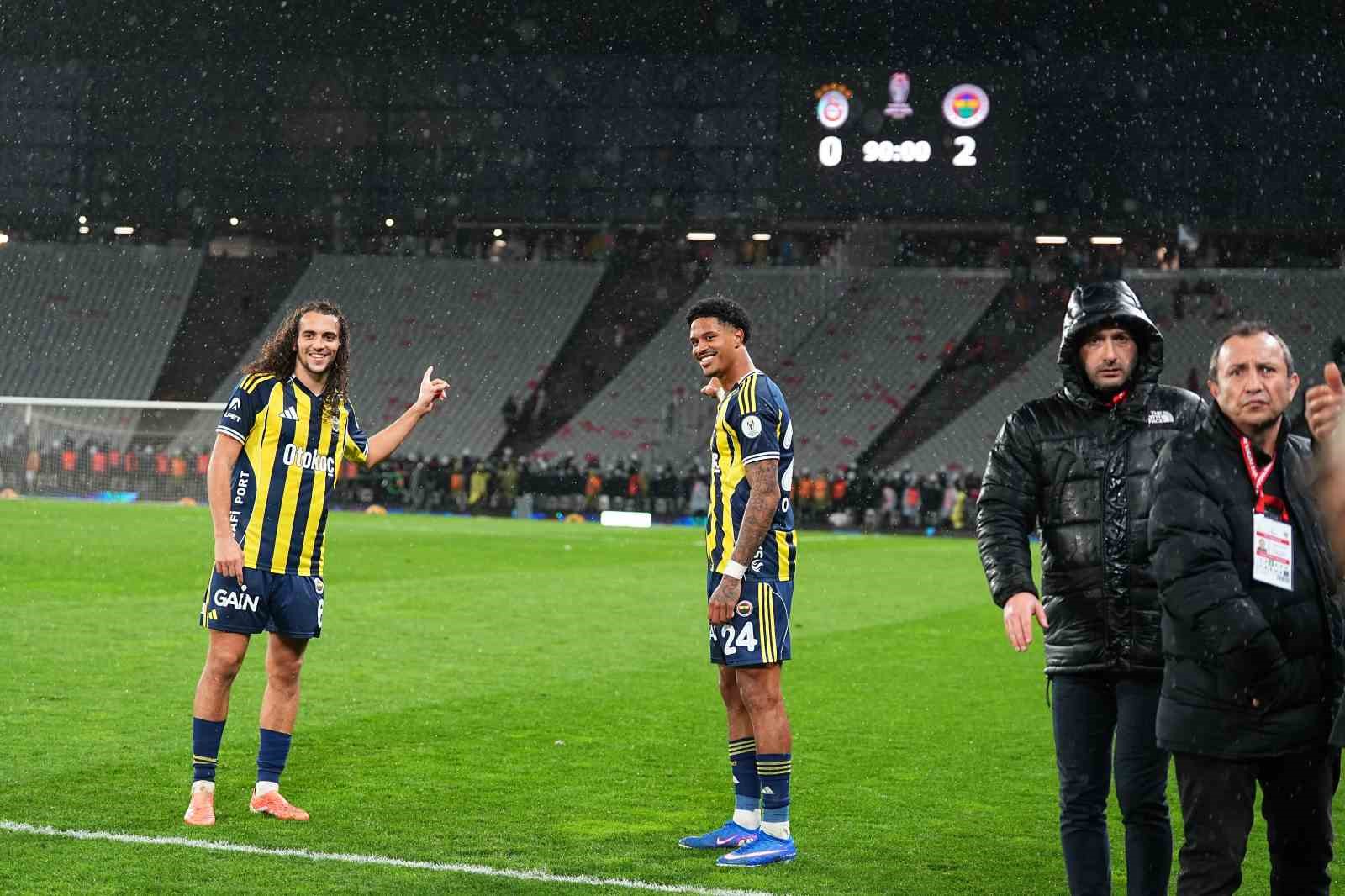 Fenerbahçe, kupayı kaldırdı
