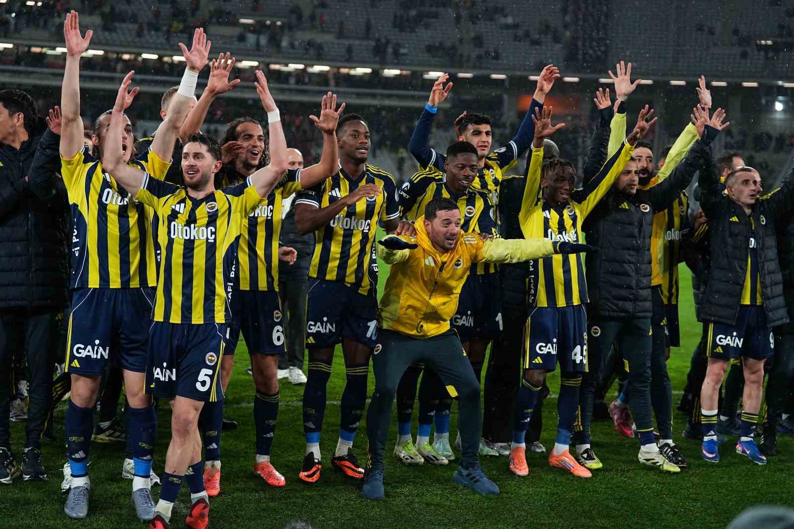 Fenerbahçe, kupayı kaldırdı
