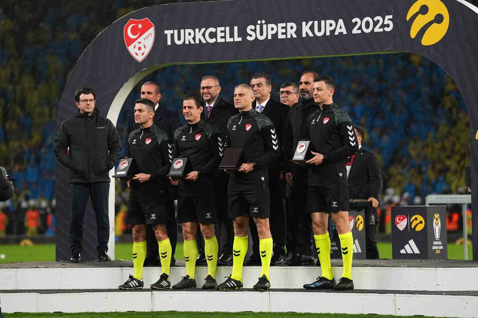 Fenerbahçe, kupayı kaldırdı
