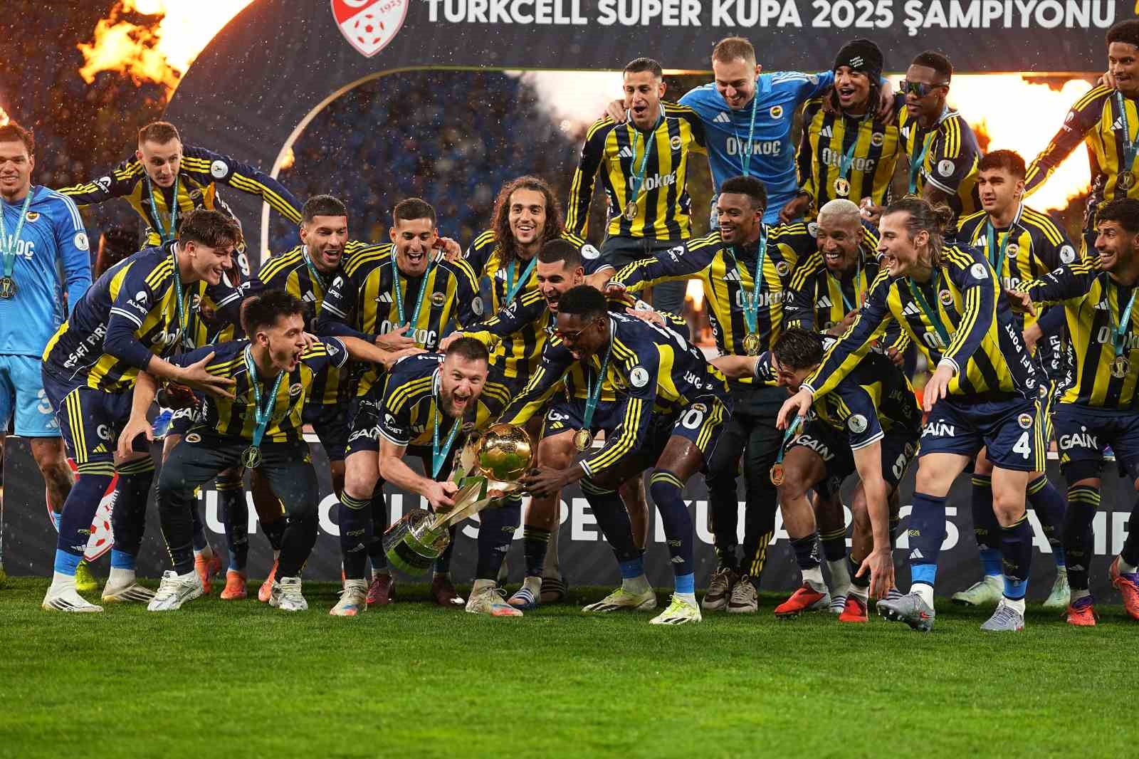 Fenerbahçe, kupayı kaldırdı
