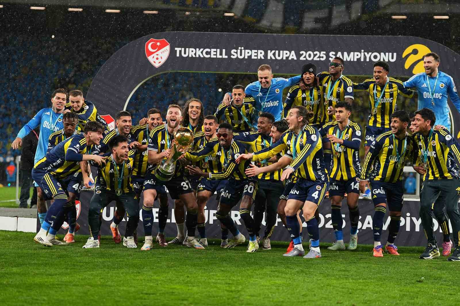 Fenerbahçe, kupayı kaldırdı
