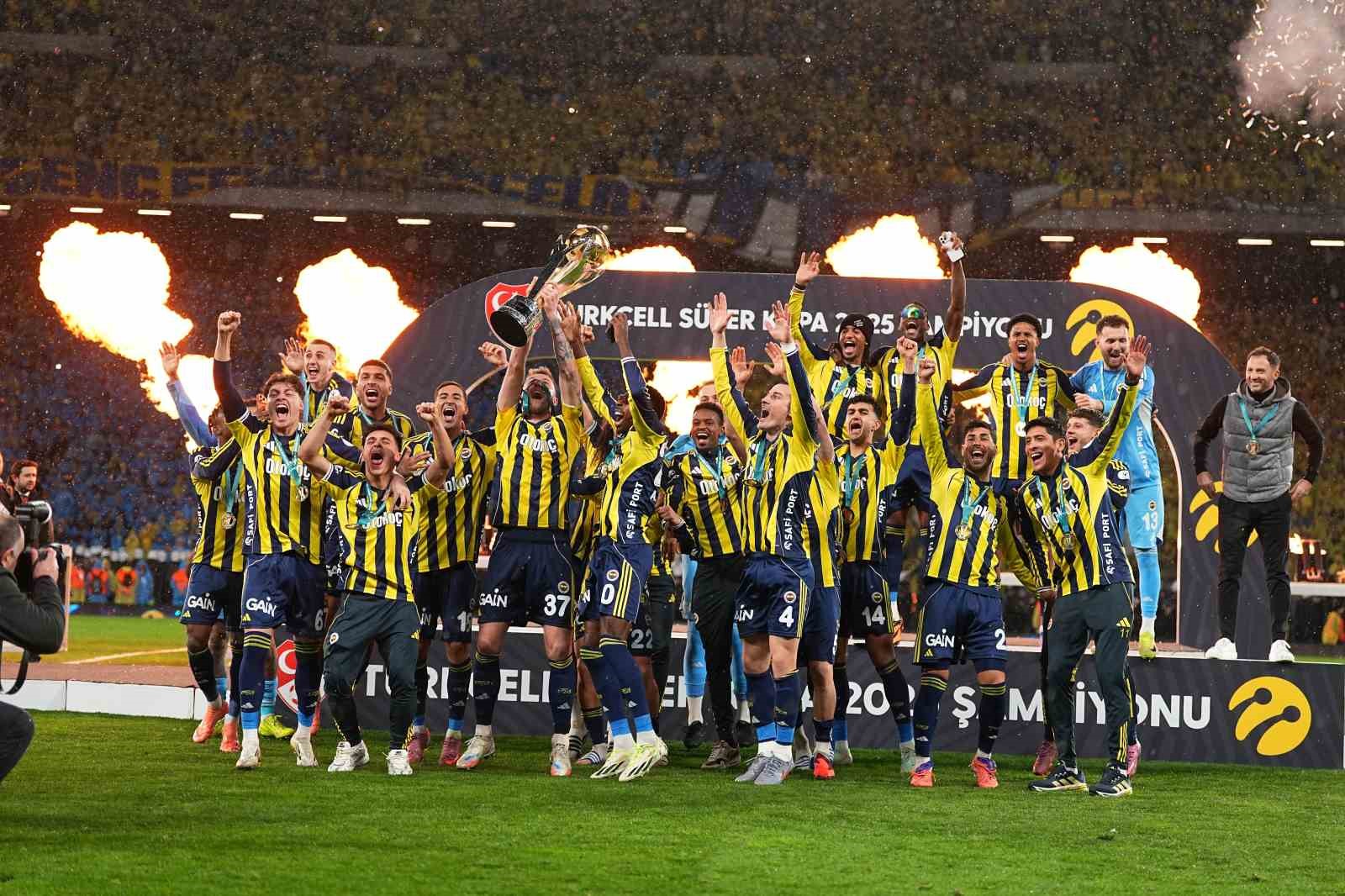 Fenerbahçe, kupayı kaldırdı
