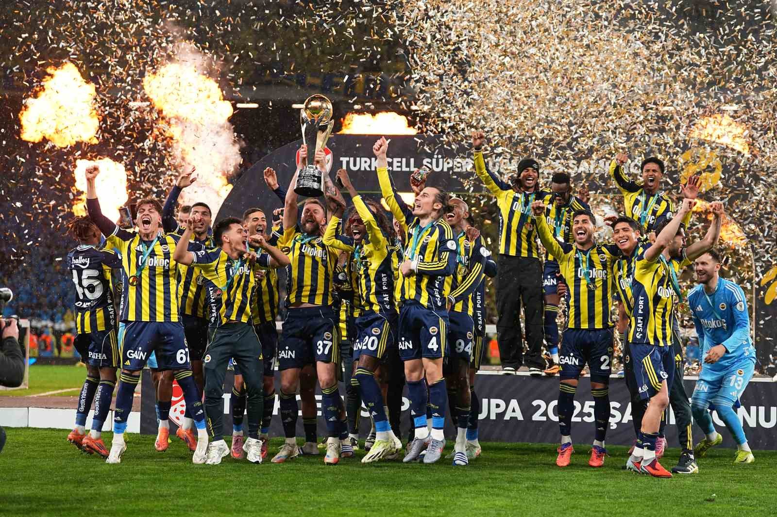 Fenerbahçe, kupayı kaldırdı
