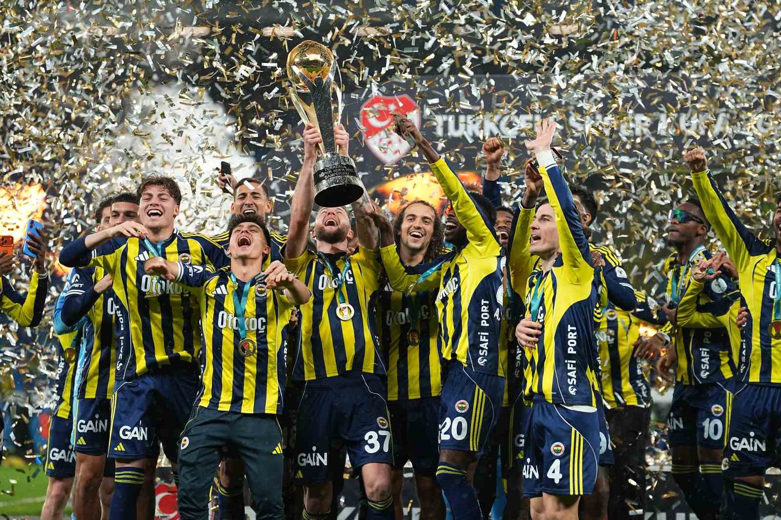 Fenerbahçe, kupayı kaldırdı
