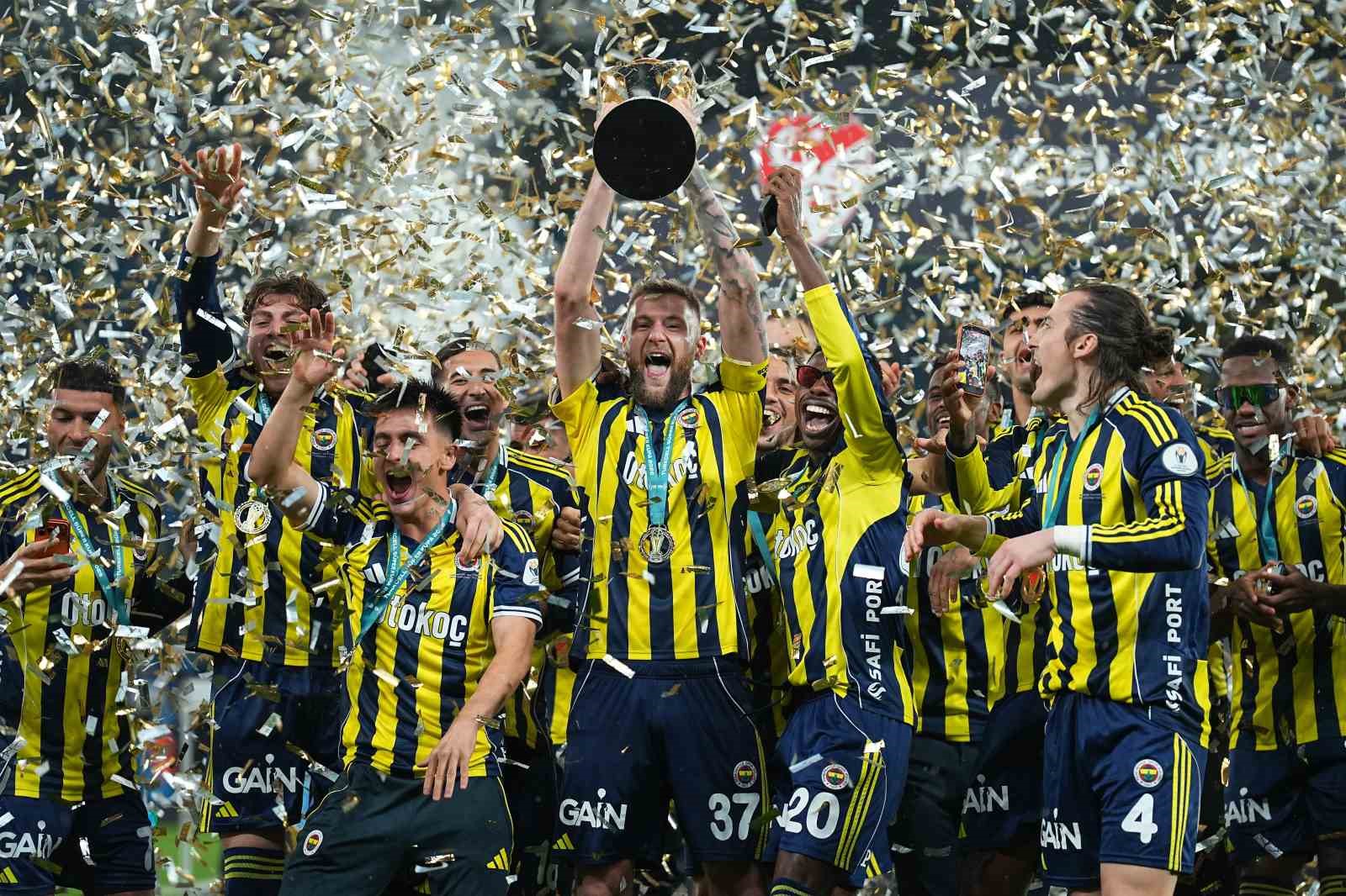 Fenerbahçe, kupayı kaldırdı
