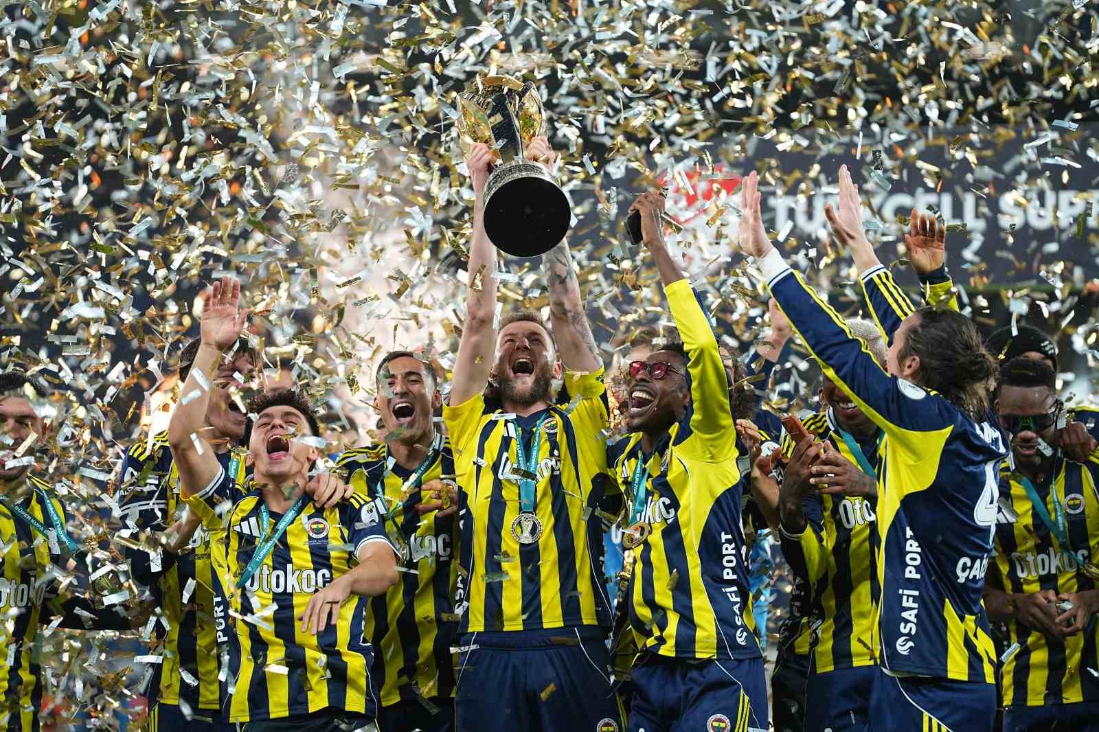 Fenerbahçe, kupayı kaldırdı

