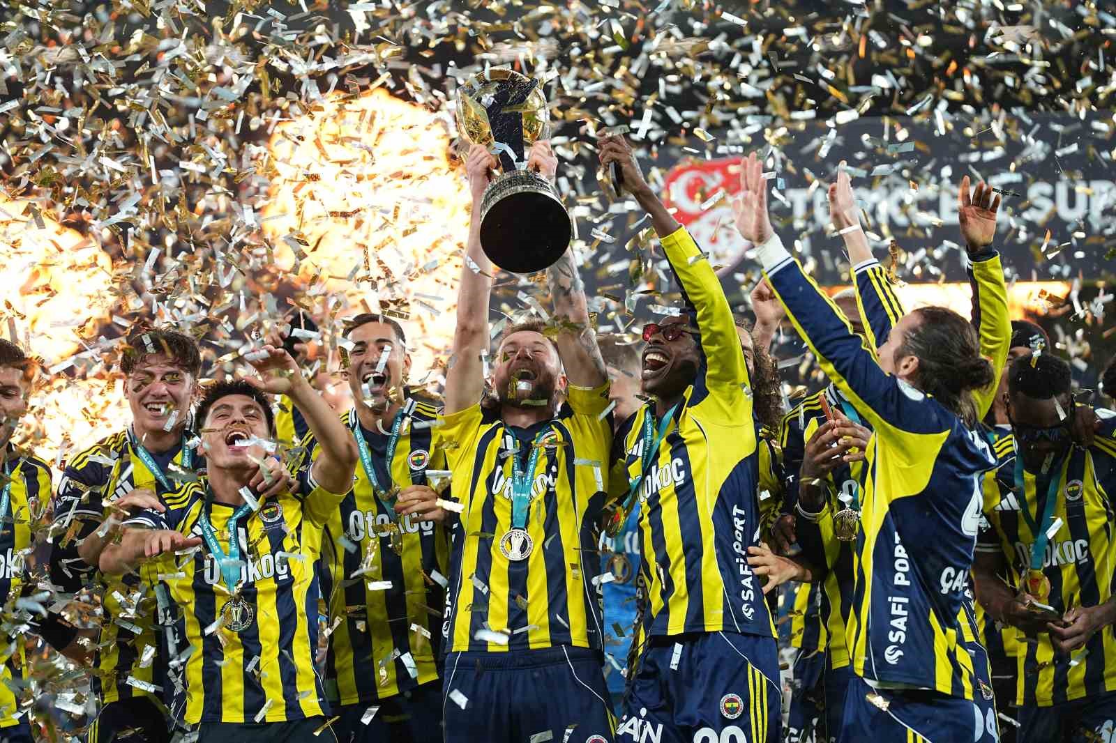 Fenerbahçe, kupayı kaldırdı
