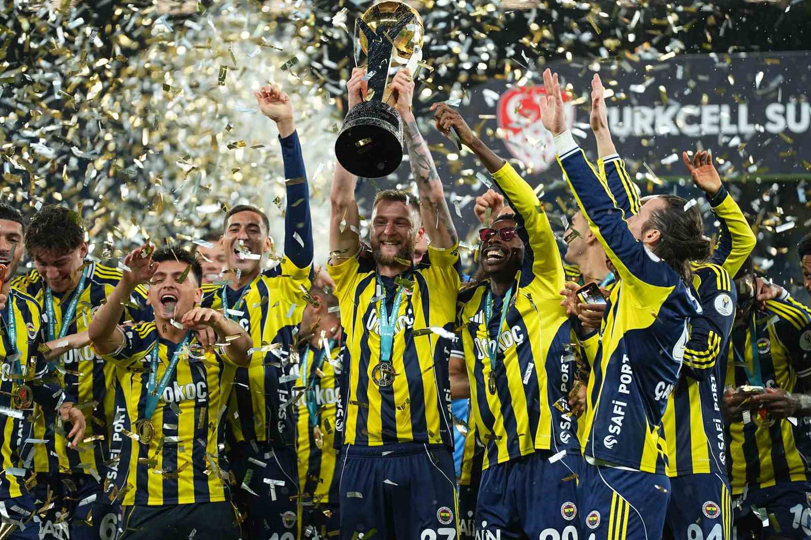 Fenerbahçe, kupayı kaldırdı
