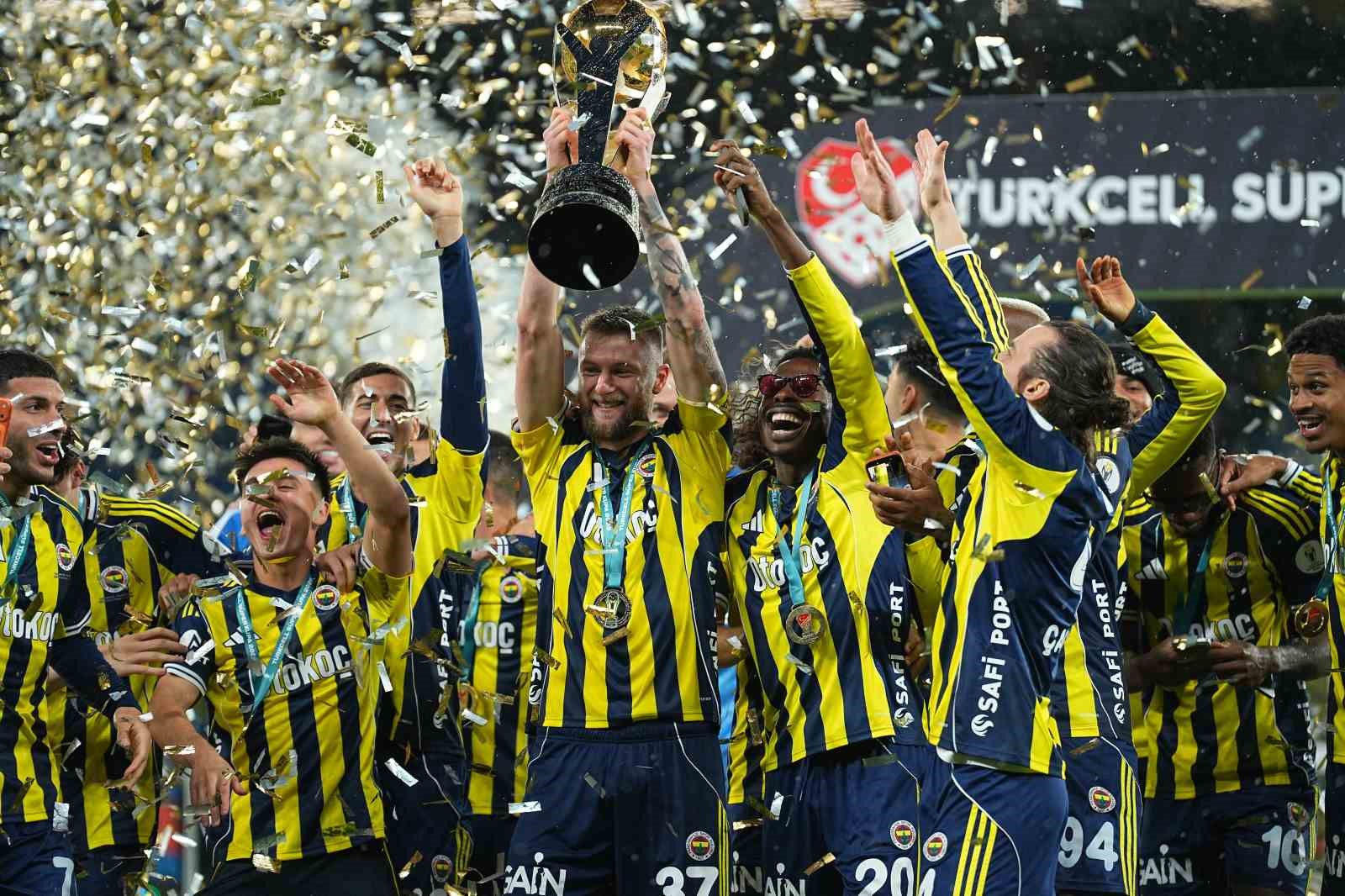 Fenerbahçe, kupayı kaldırdı
