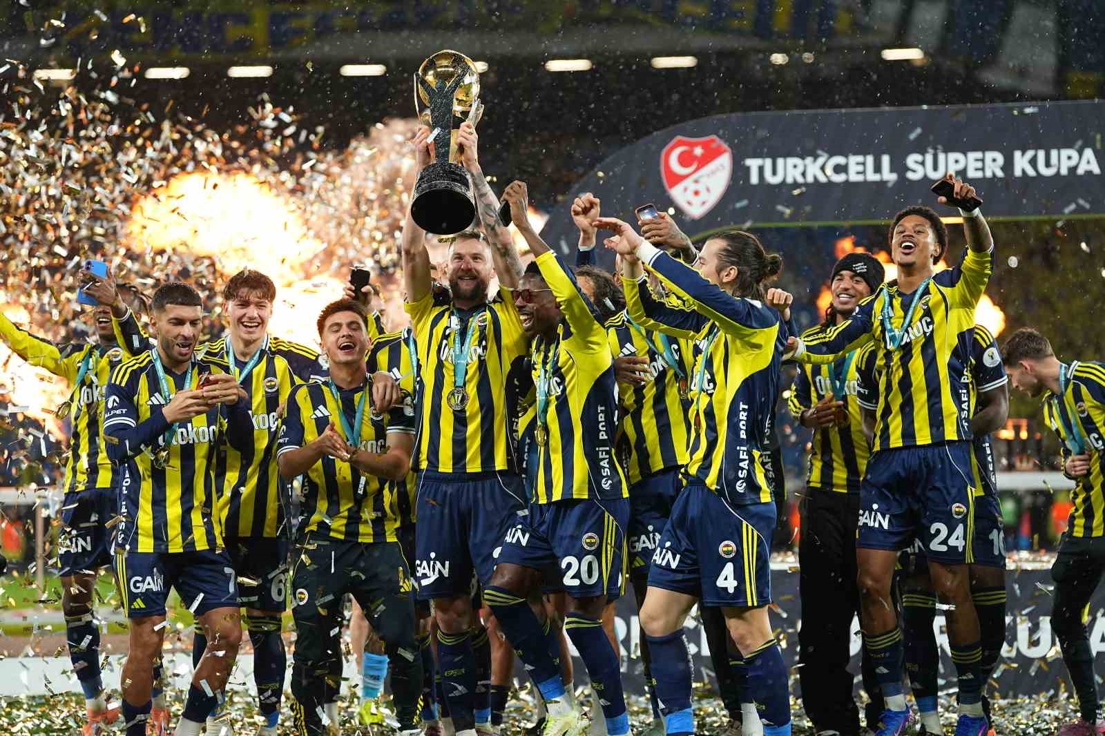Fenerbahçe, kupayı kaldırdı

