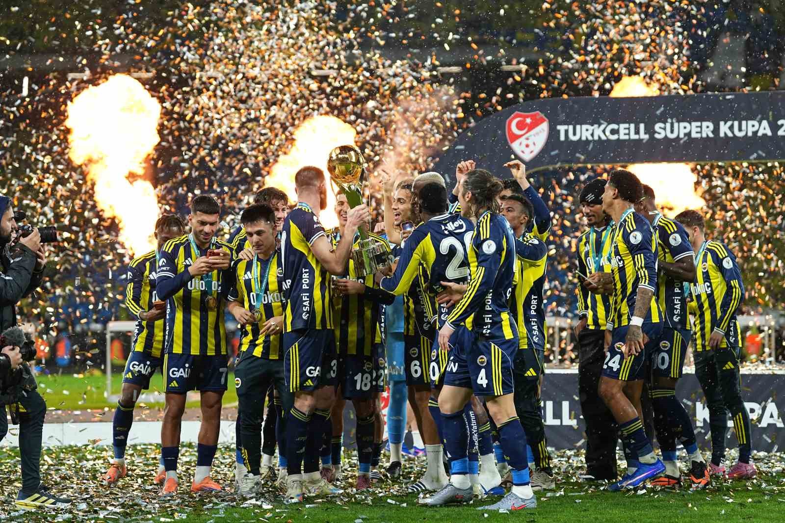 Fenerbahçe, kupayı kaldırdı
