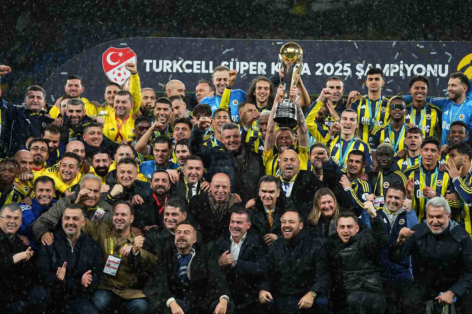 Fenerbahçe, kupayı kaldırdı
