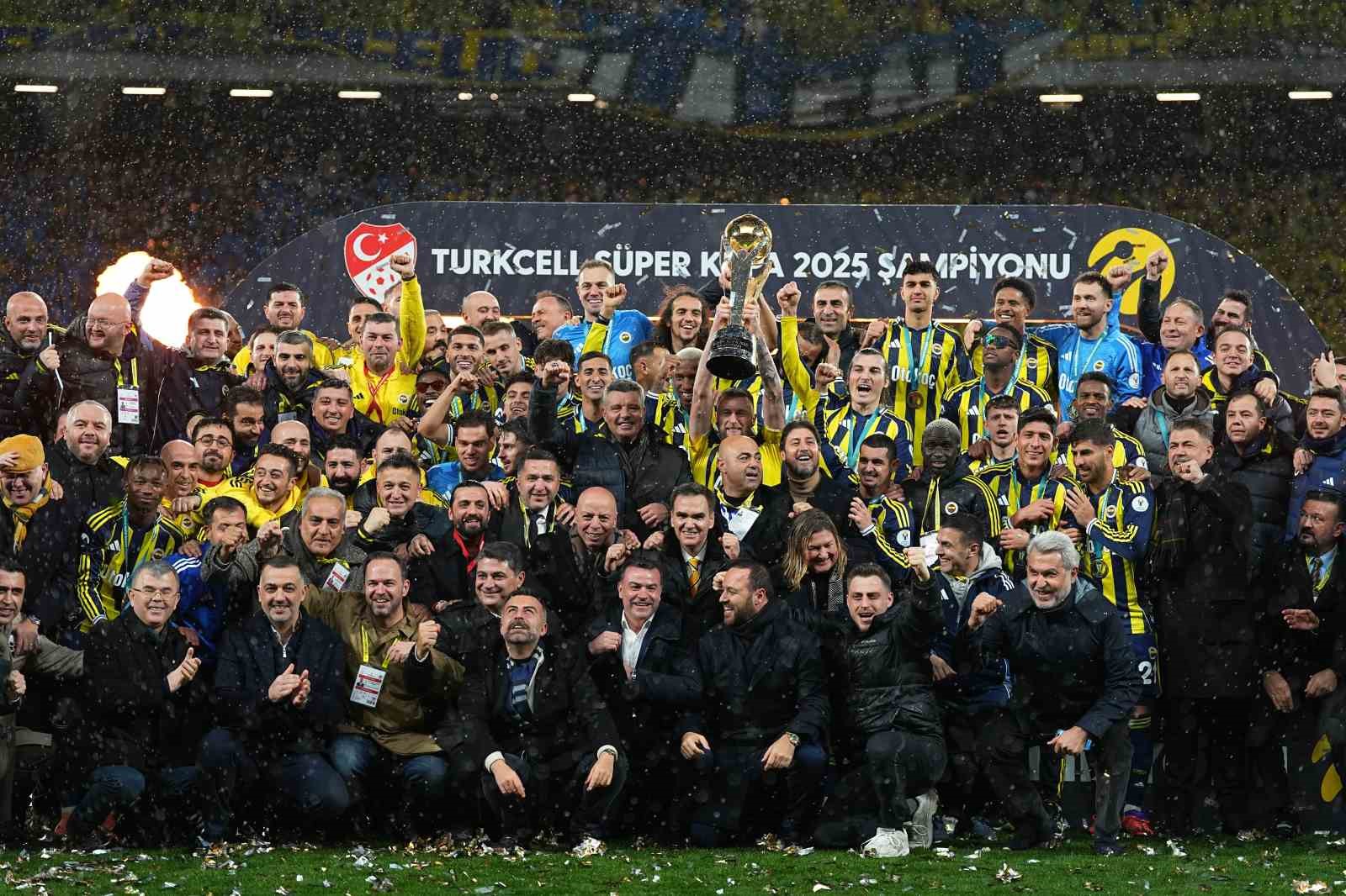 Fenerbahçe, kupayı kaldırdı
