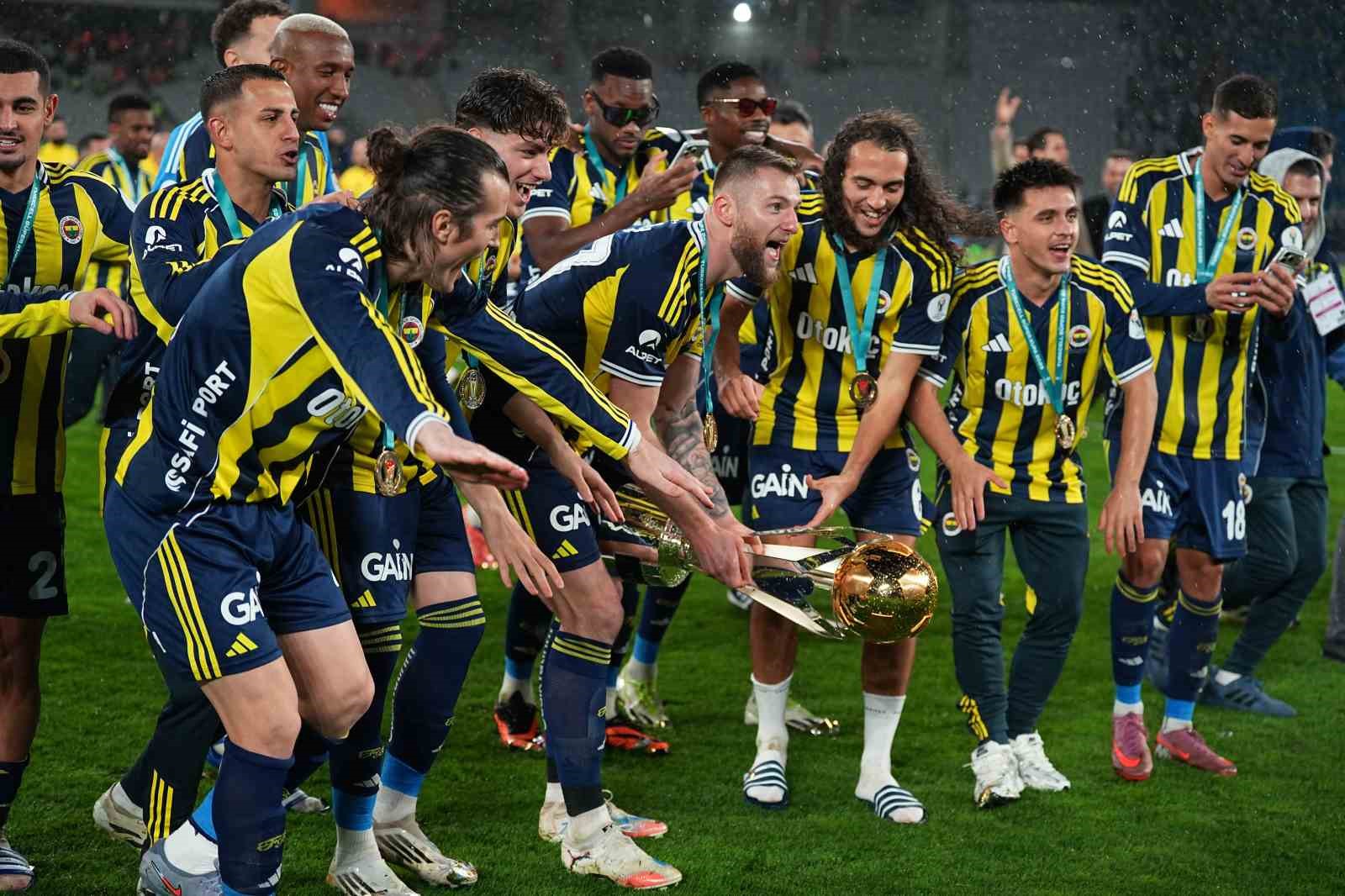 Fenerbahçe, kupayı kaldırdı
