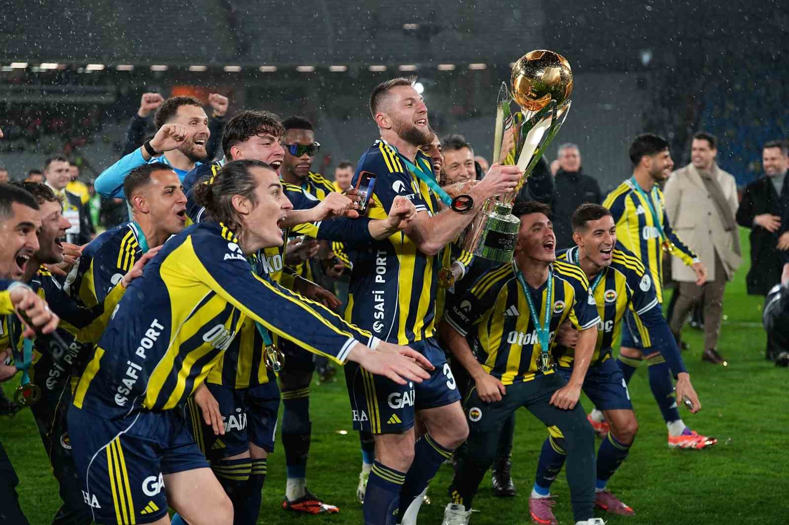 Fenerbahçe, kupayı kaldırdı

