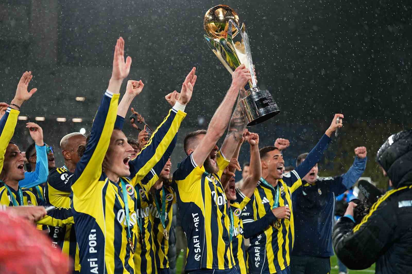 Fenerbahçe, kupayı kaldırdı
