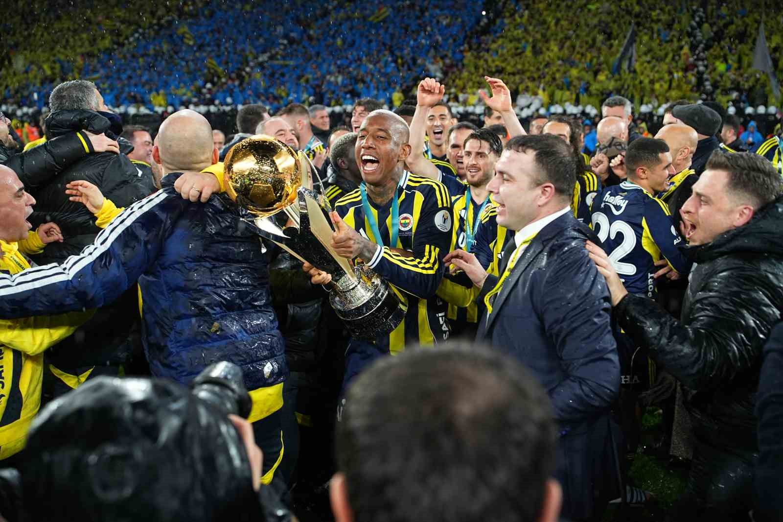 Fenerbahçe, kupayı kaldırdı
