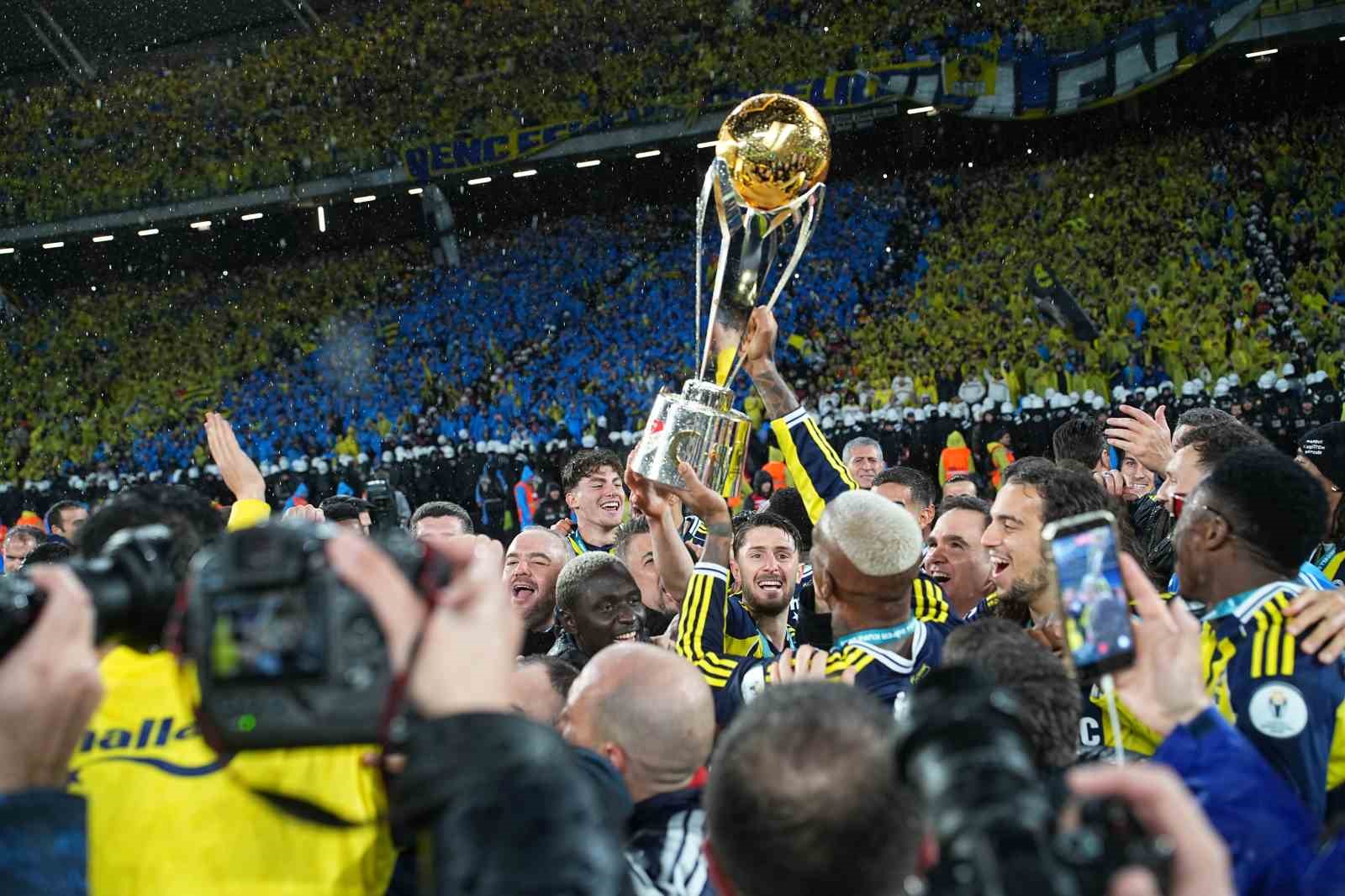 Fenerbahçe, kupayı kaldırdı
