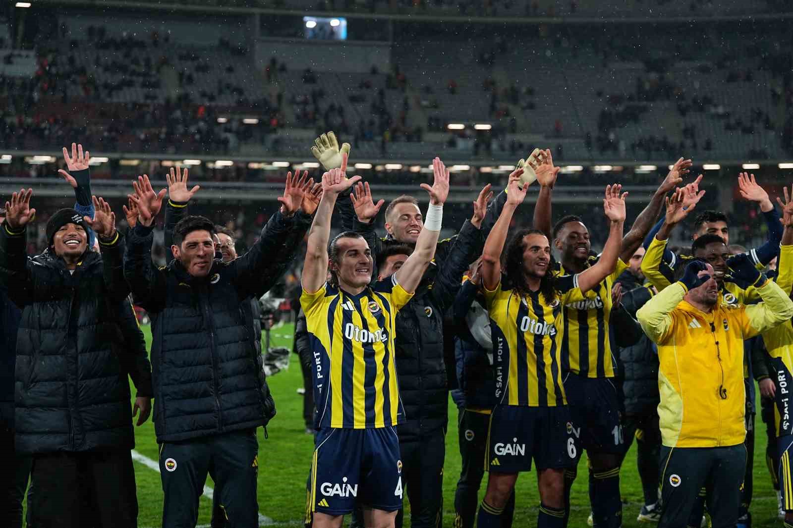 Fenerbahçe, kupayı kaldırdı
