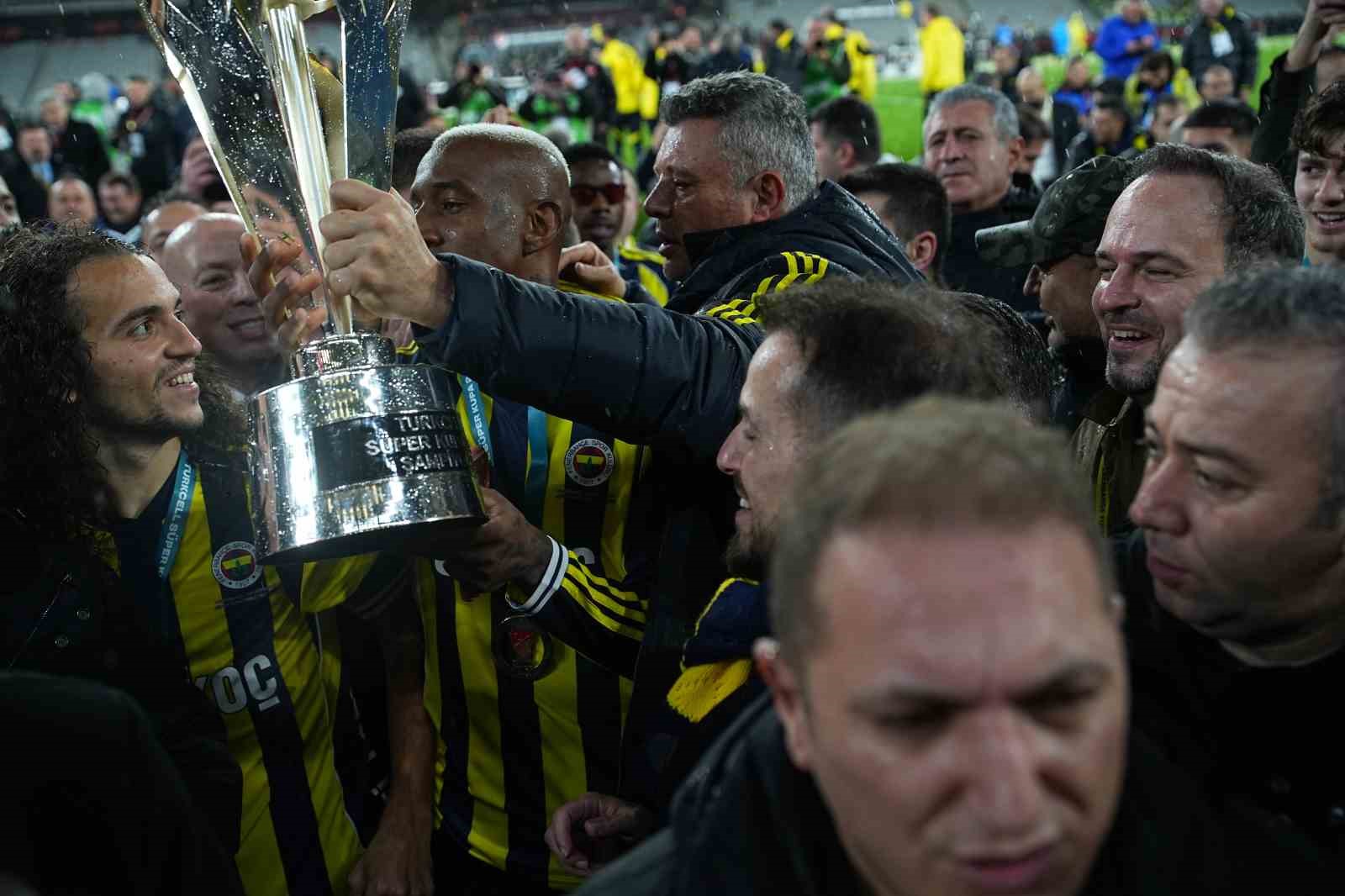 Fenerbahçe, kupayı kaldırdı

