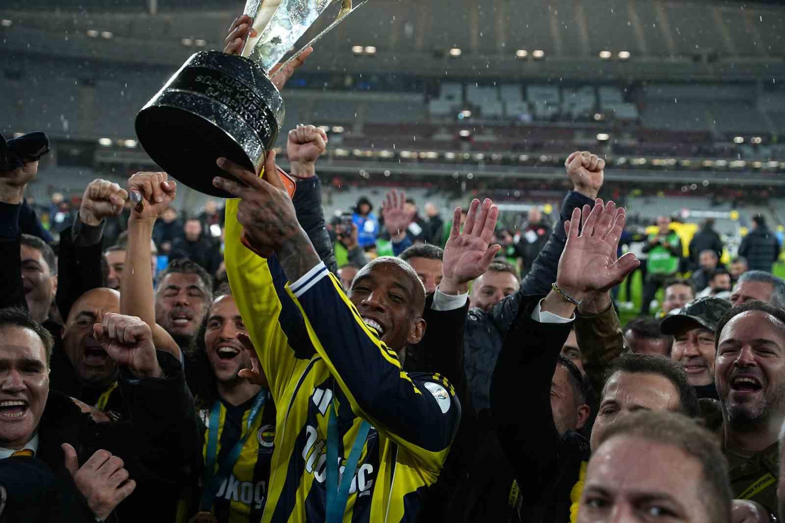 Fenerbahçe, kupayı kaldırdı
