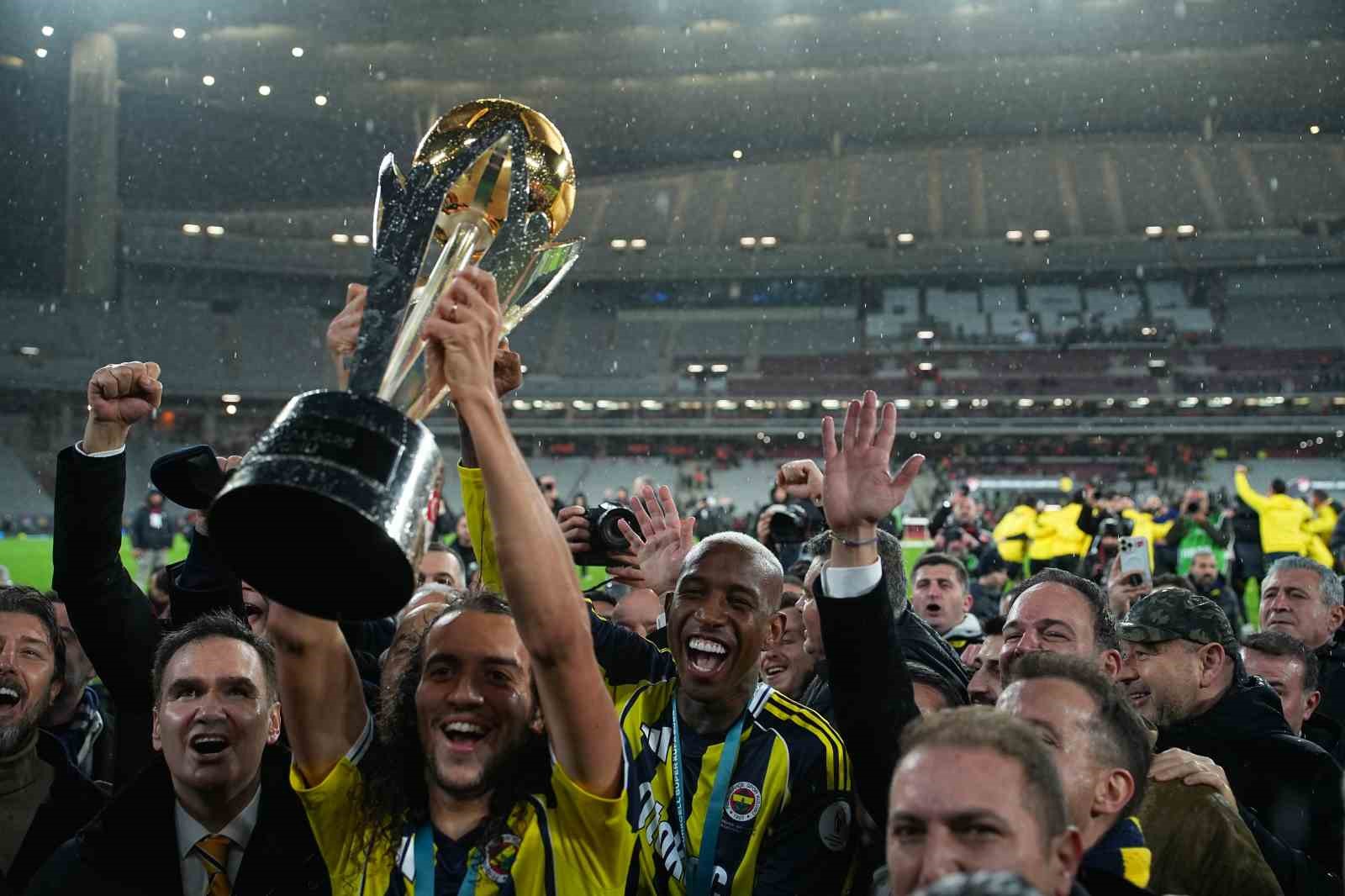 Fenerbahçe, kupayı kaldırdı
