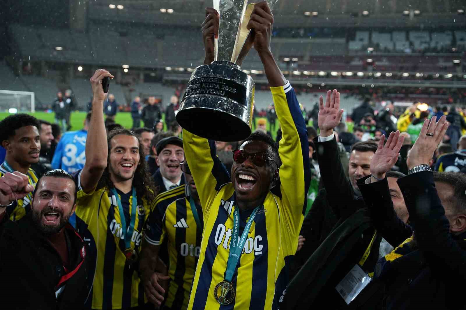 Fenerbahçe, kupayı kaldırdı
