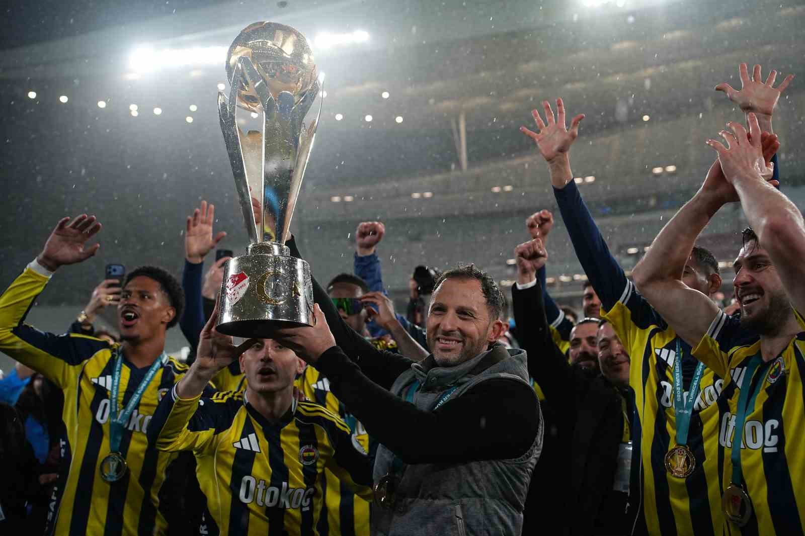 Fenerbahçe, kupayı kaldırdı

