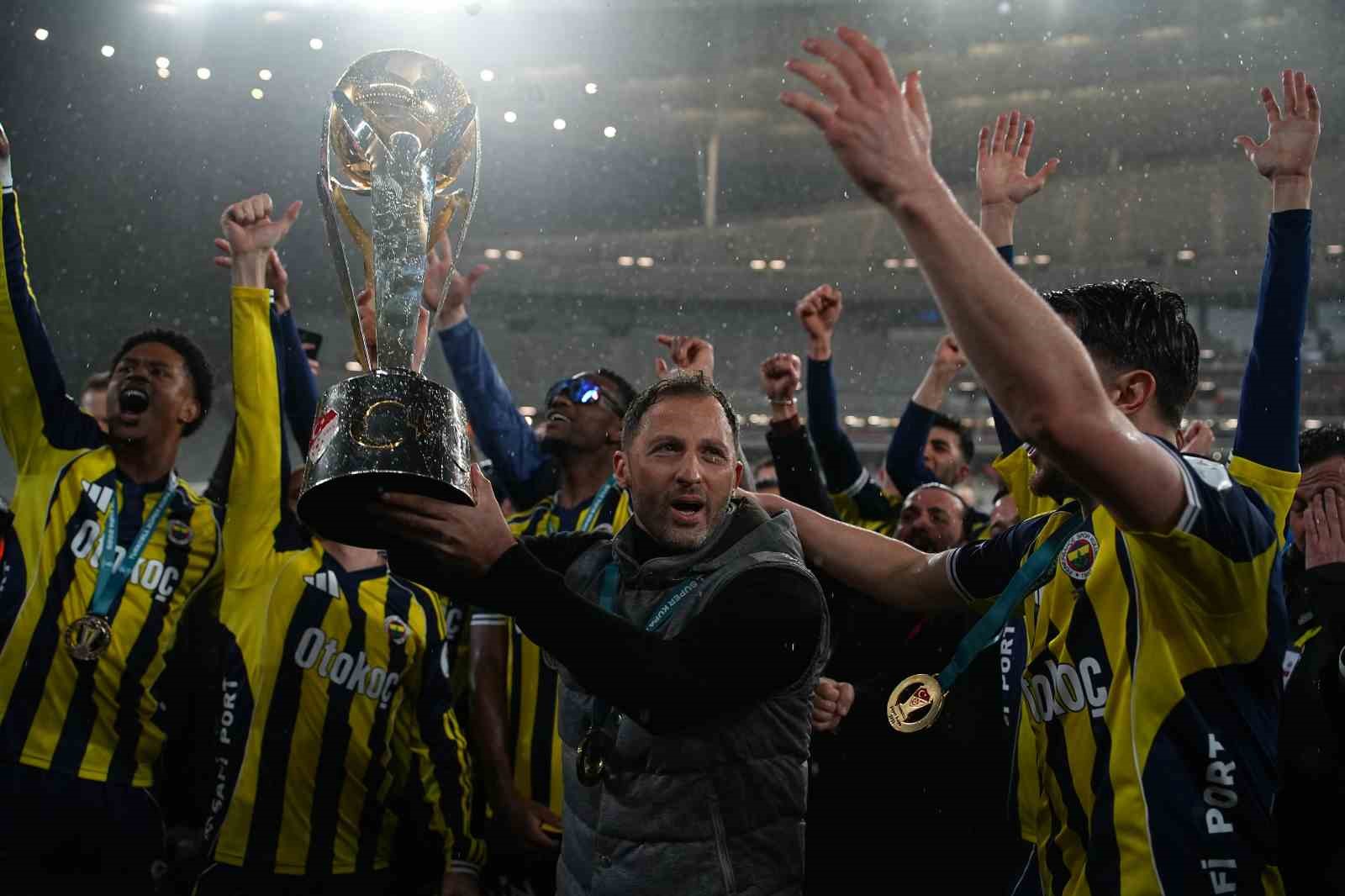 Fenerbahçe, kupayı kaldırdı
