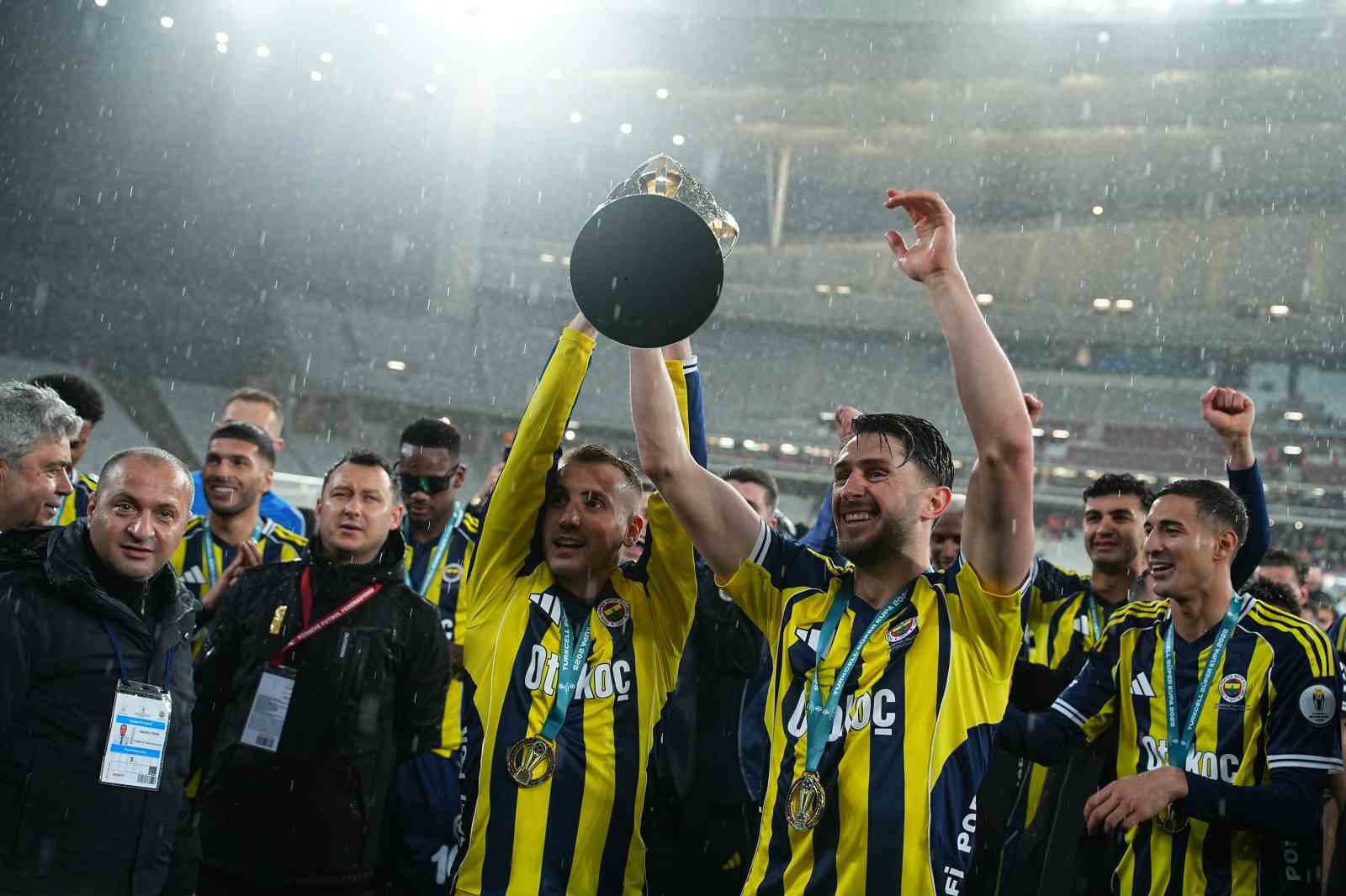 Fenerbahçe, kupayı kaldırdı
