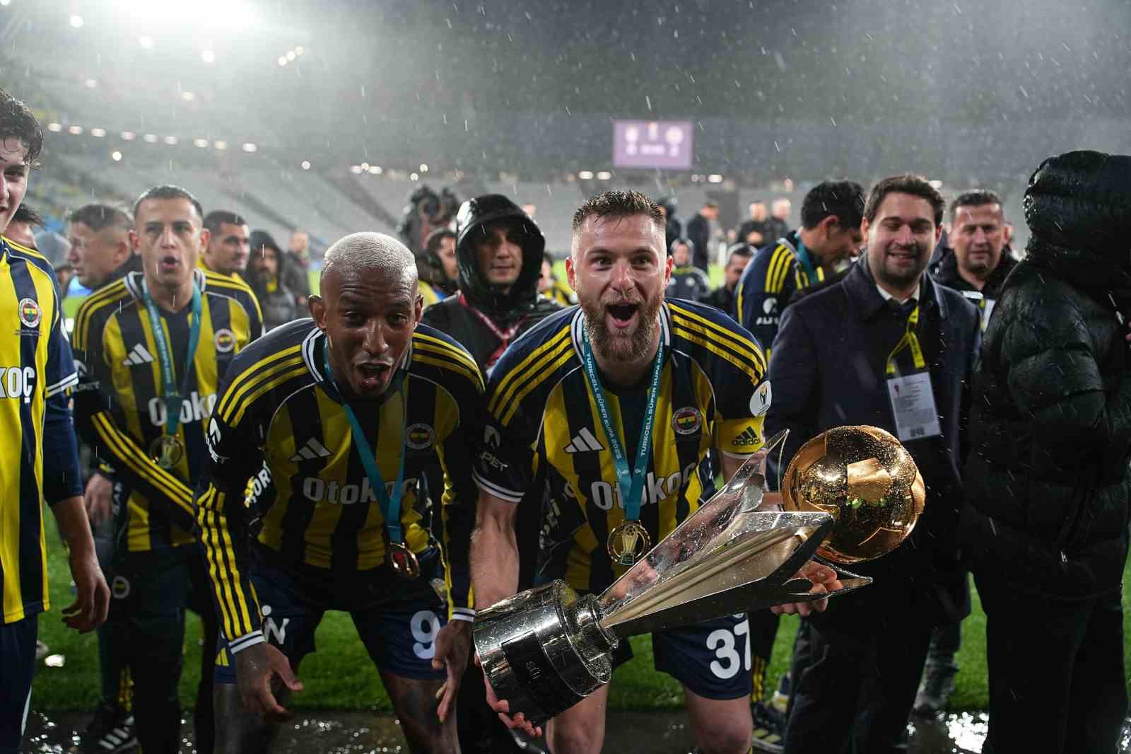 Fenerbahçe, kupayı kaldırdı
