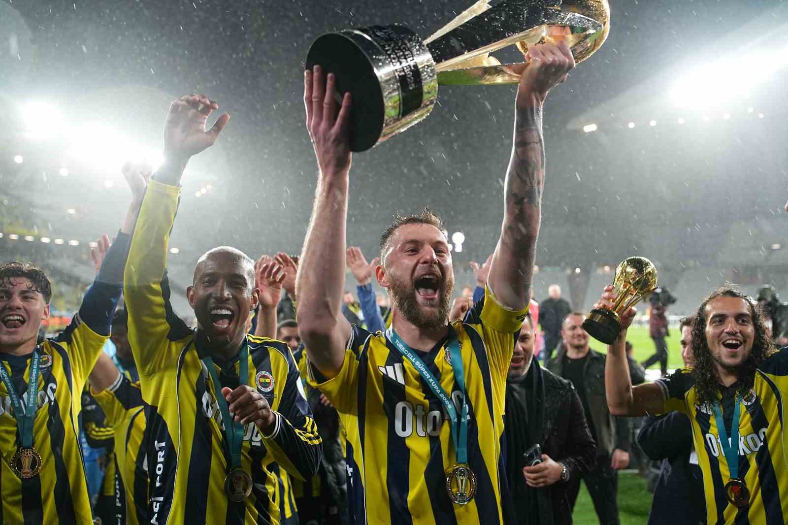 Fenerbahçe, kupayı kaldırdı
