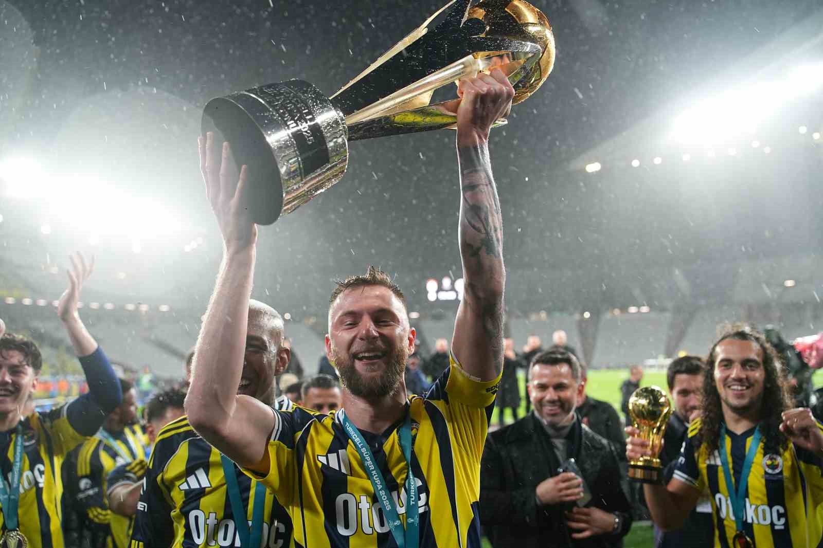 Fenerbahçe, kupayı kaldırdı
