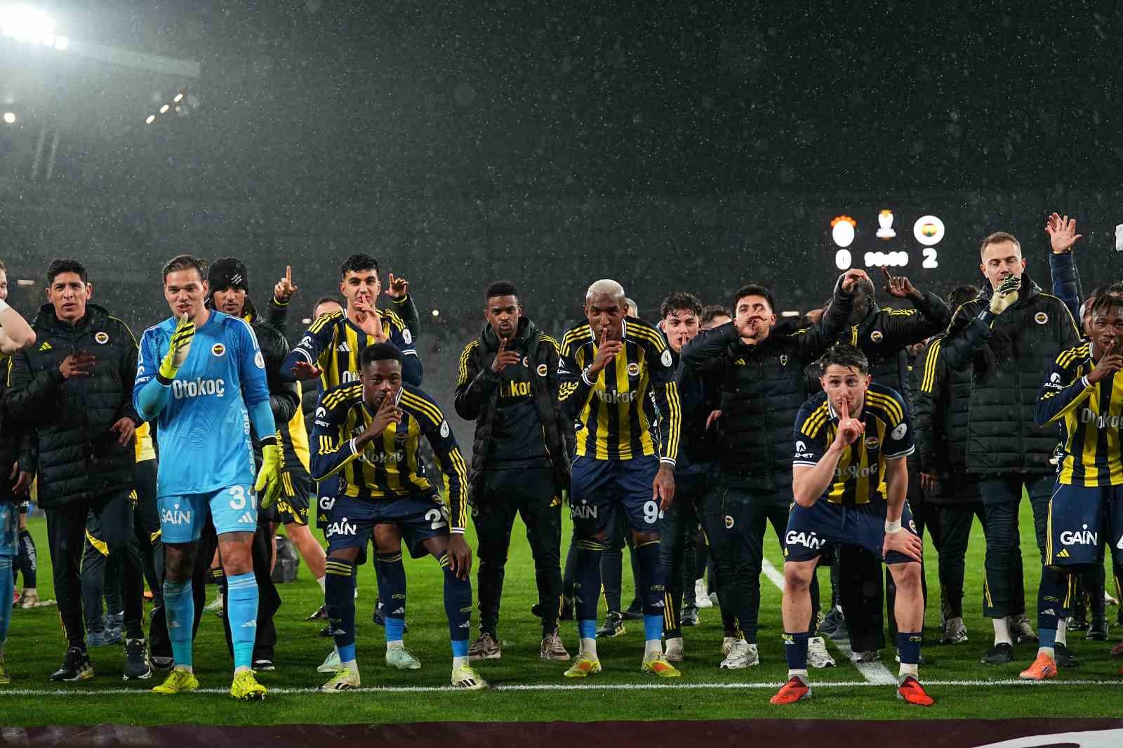 Fenerbahçe, kupayı kaldırdı
