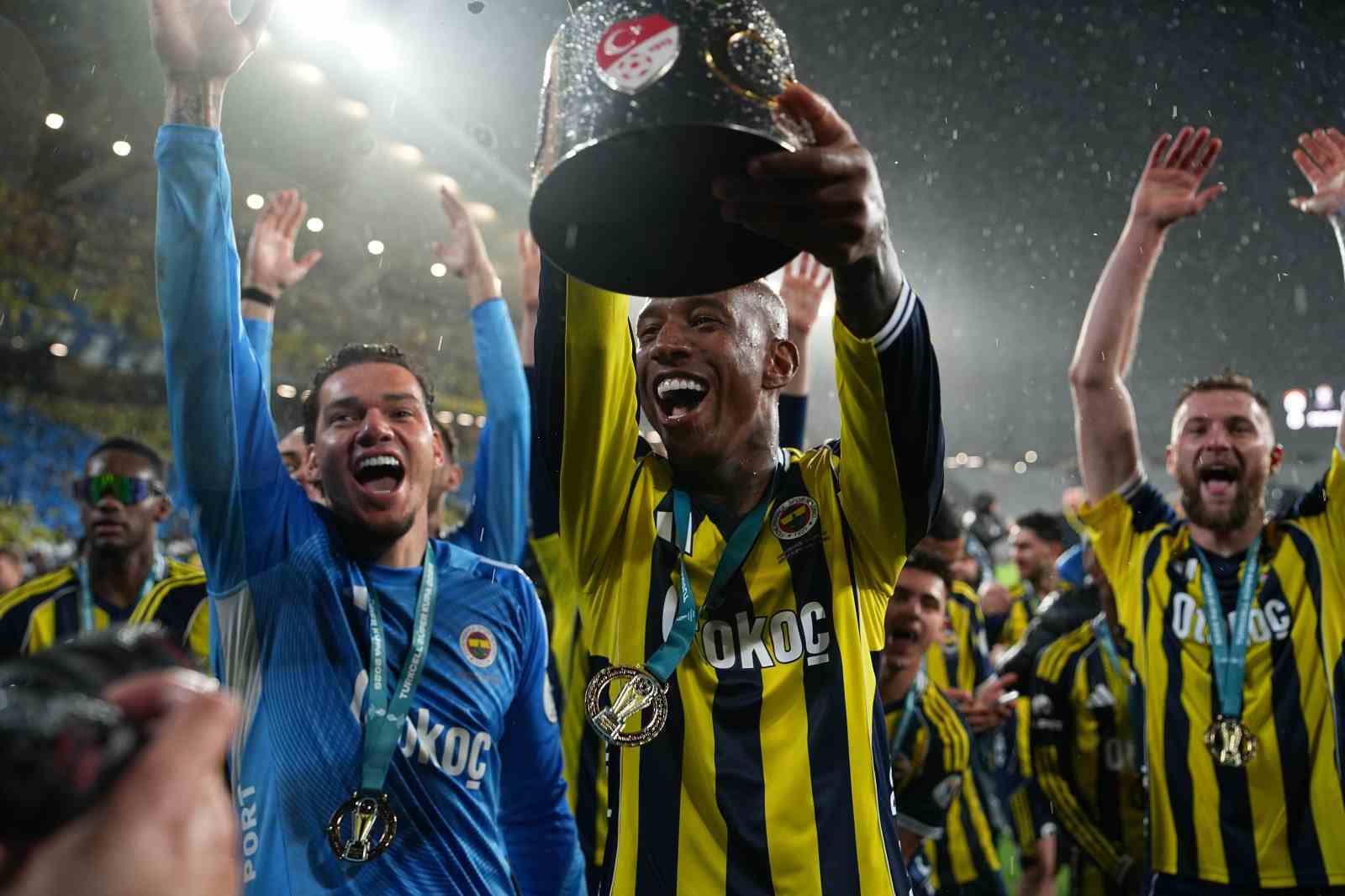 Fenerbahçe, kupayı kaldırdı
