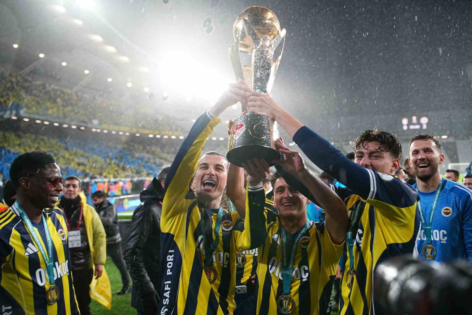 Fenerbahçe, kupayı kaldırdı
