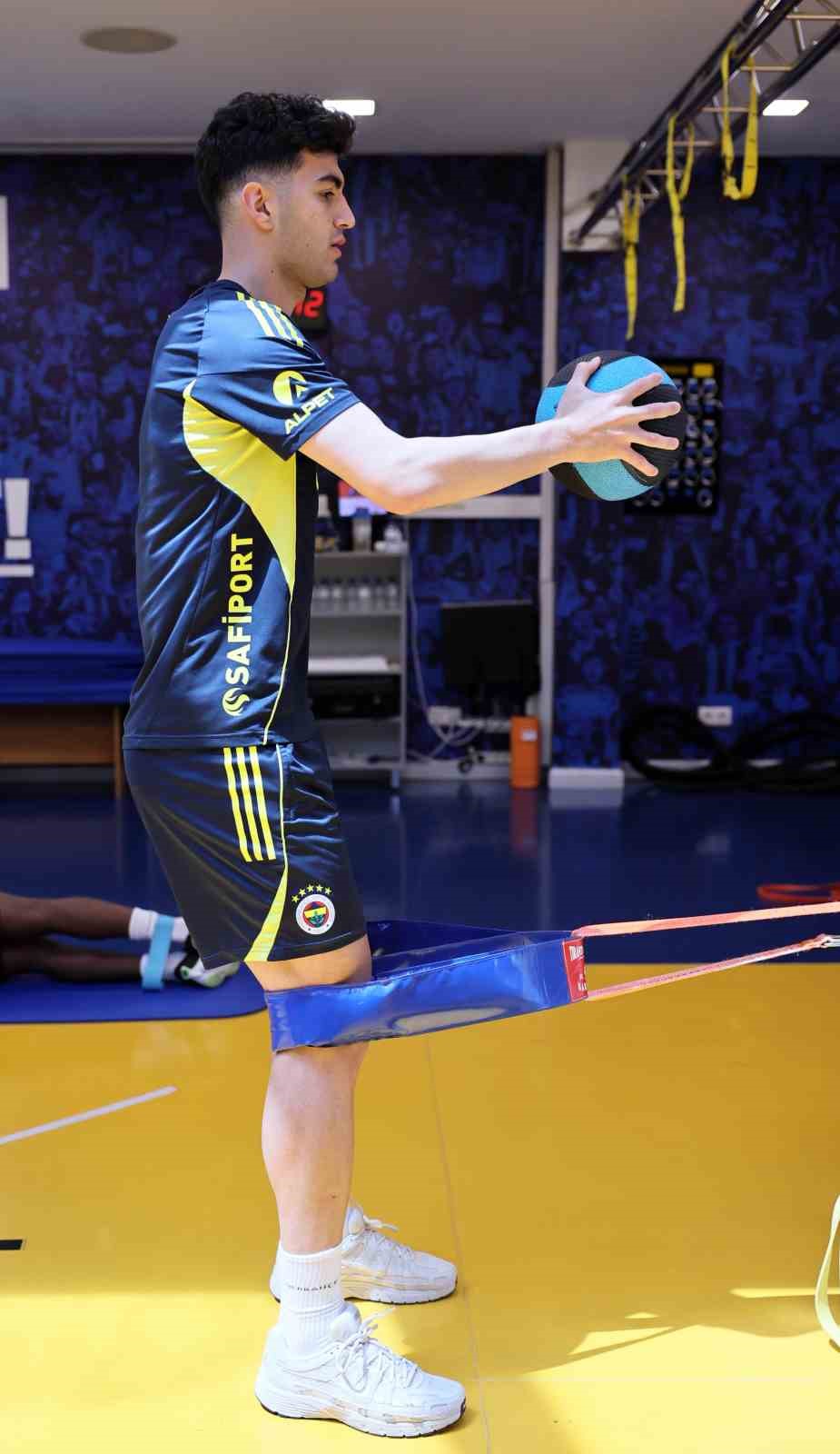 Fenerbahçe, salonda kuvvet çalıştı
