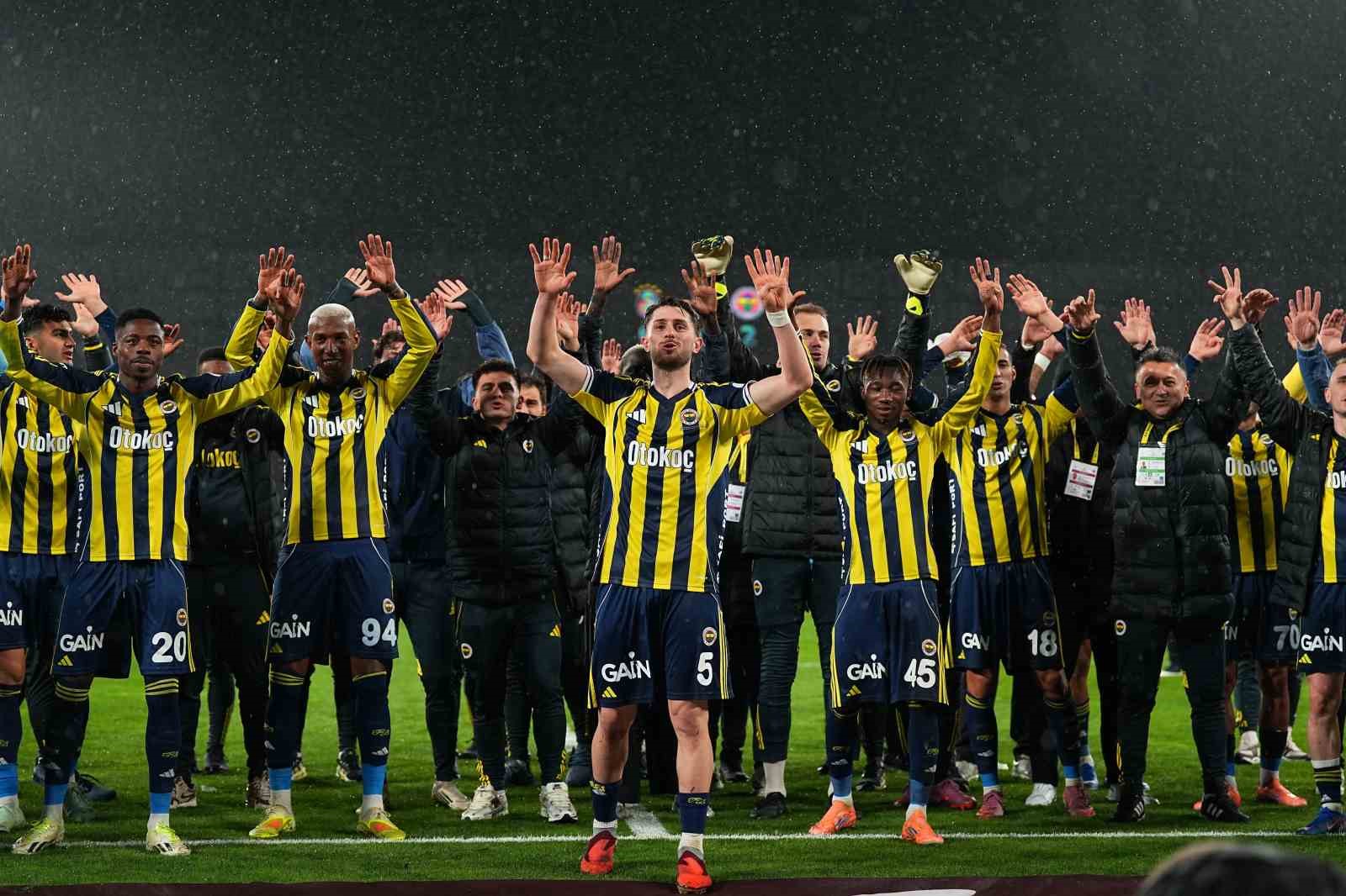 Fenerbahçe, Süper Kupa galibiyetini taraftarlarıyla yaşadı

