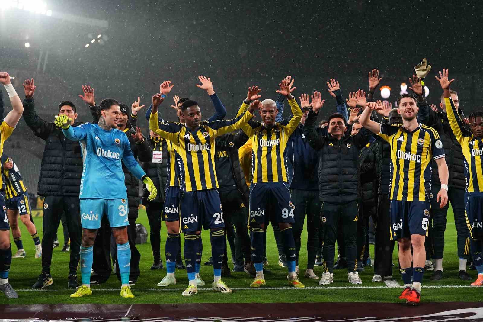 Fenerbahçe, Süper Kupa galibiyetini taraftarlarıyla yaşadı
