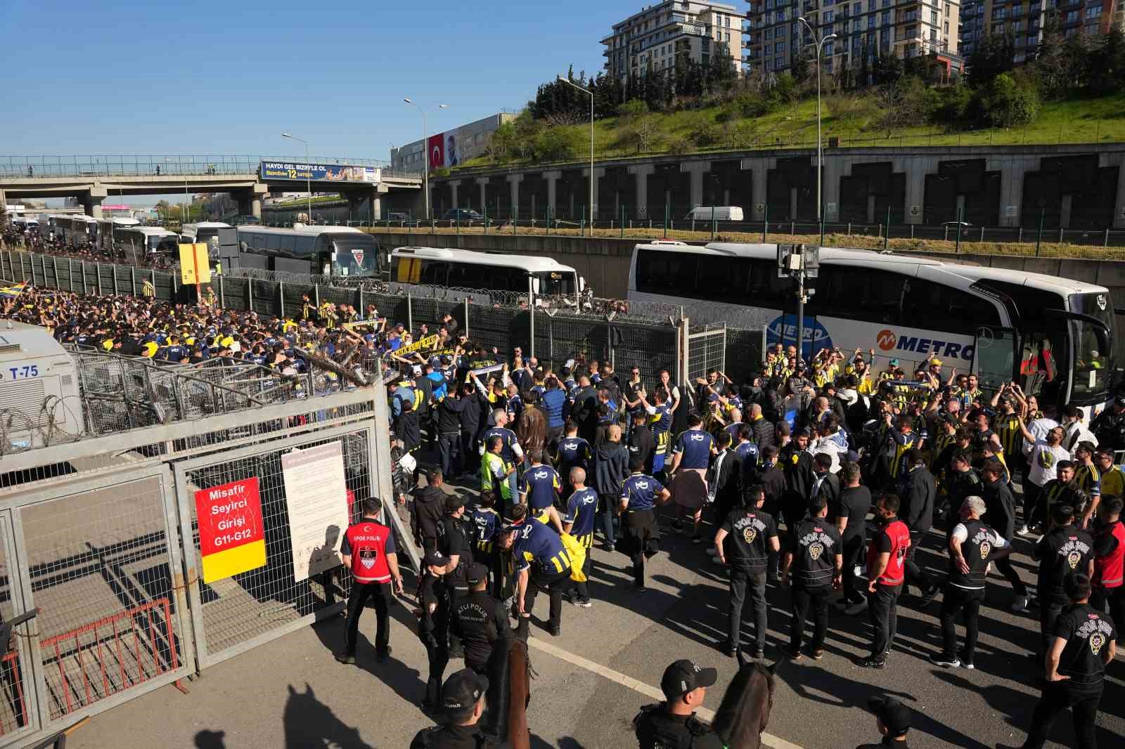 Fenerbahçe taraftarı, RAMS Park’a ulaştı
