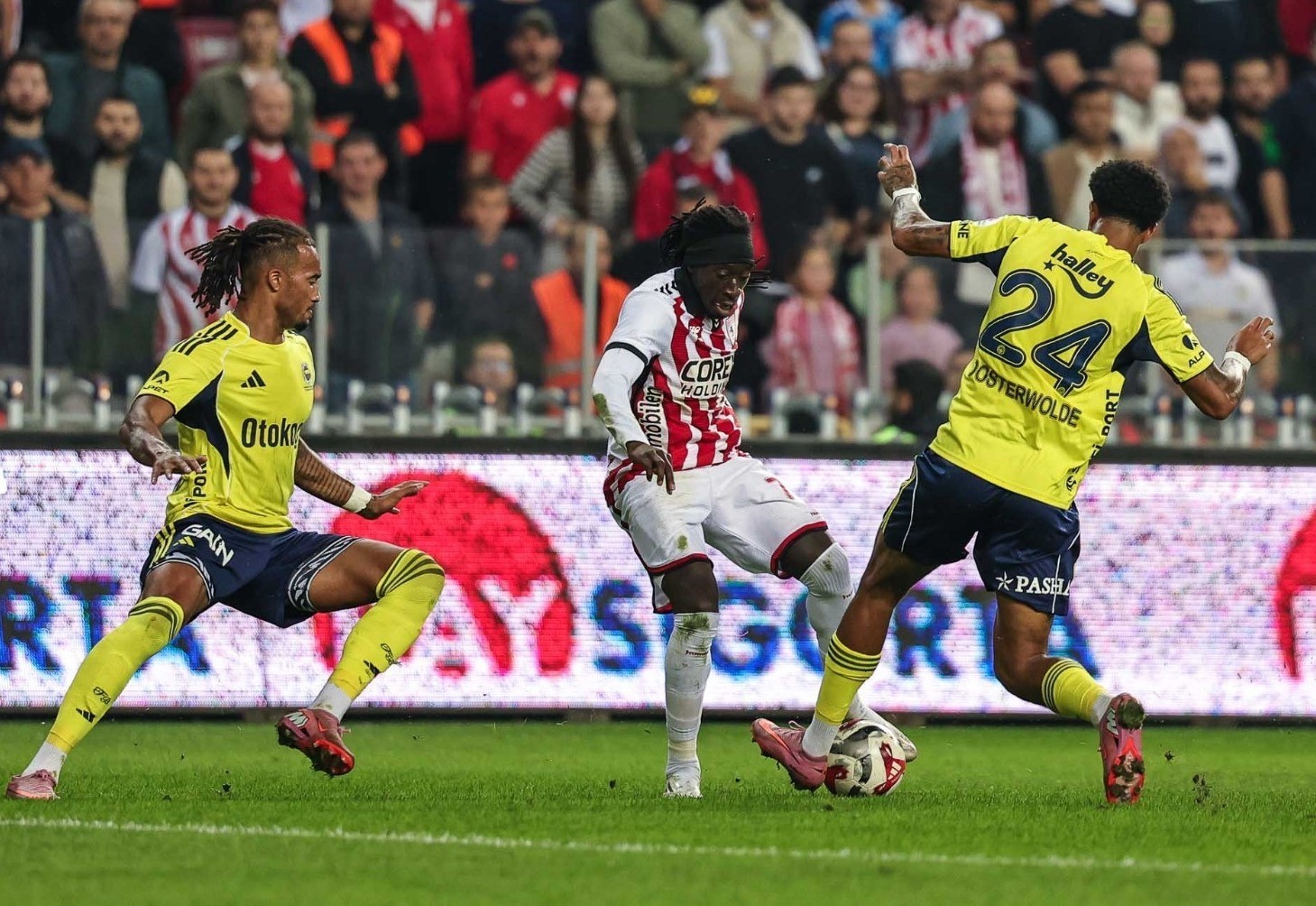 Fenerbahçe, Turkcell Süper Kupa yarı finalinde Samsunspor ile karşılaşacak
Fenerbahçe, Turkcell Süper Kupa yarı finalinde Samsunspor ile karşılaşacak